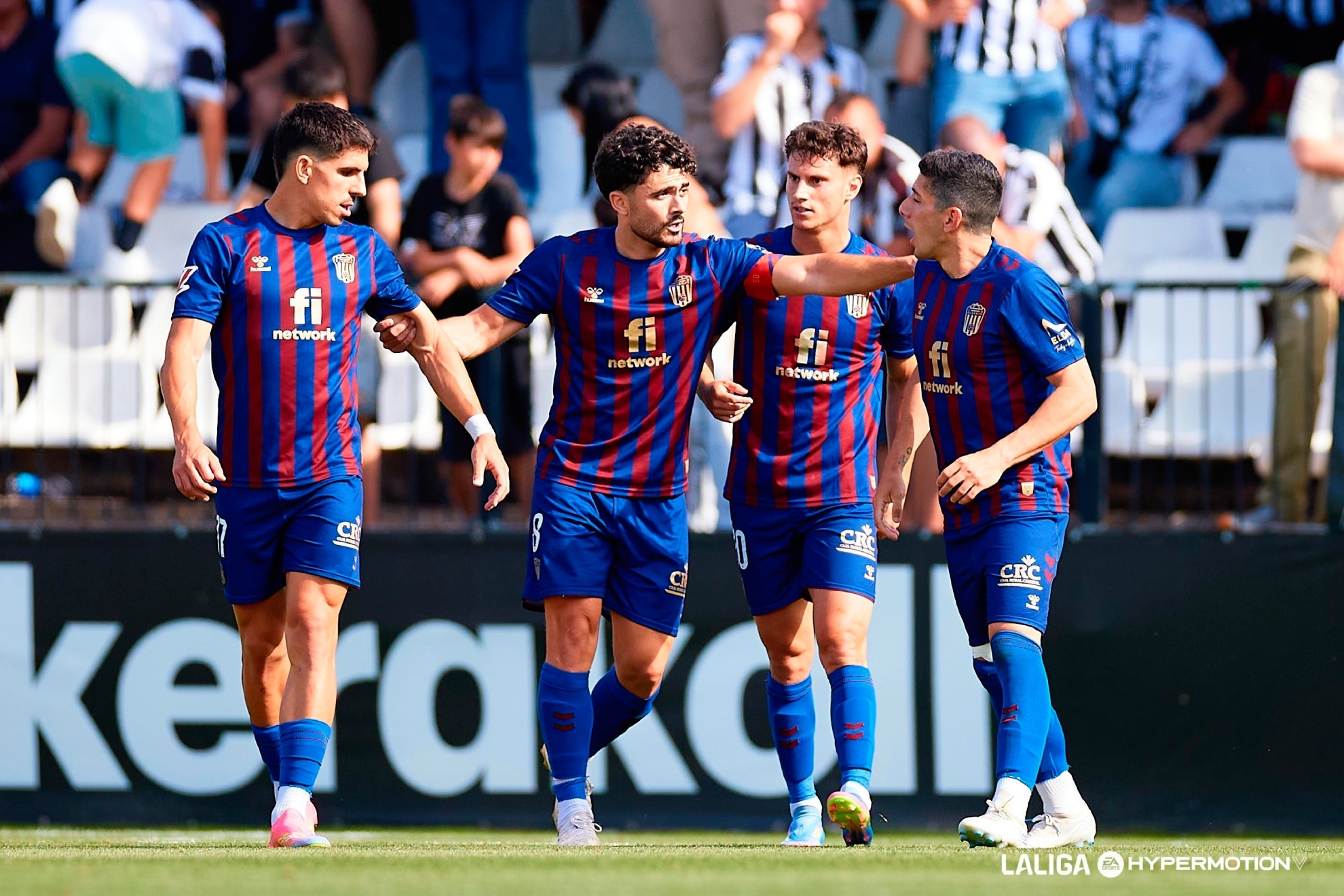 El Eldense, celebrando su gol contra el Castell�n