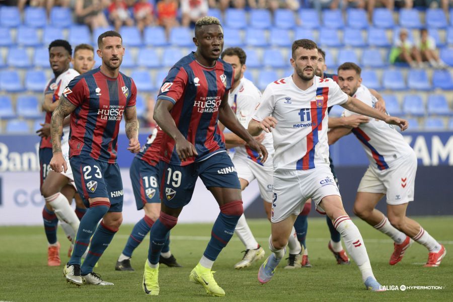 Soko y Ra�l Parra esperan un bal�n colgado al �rea alicantina