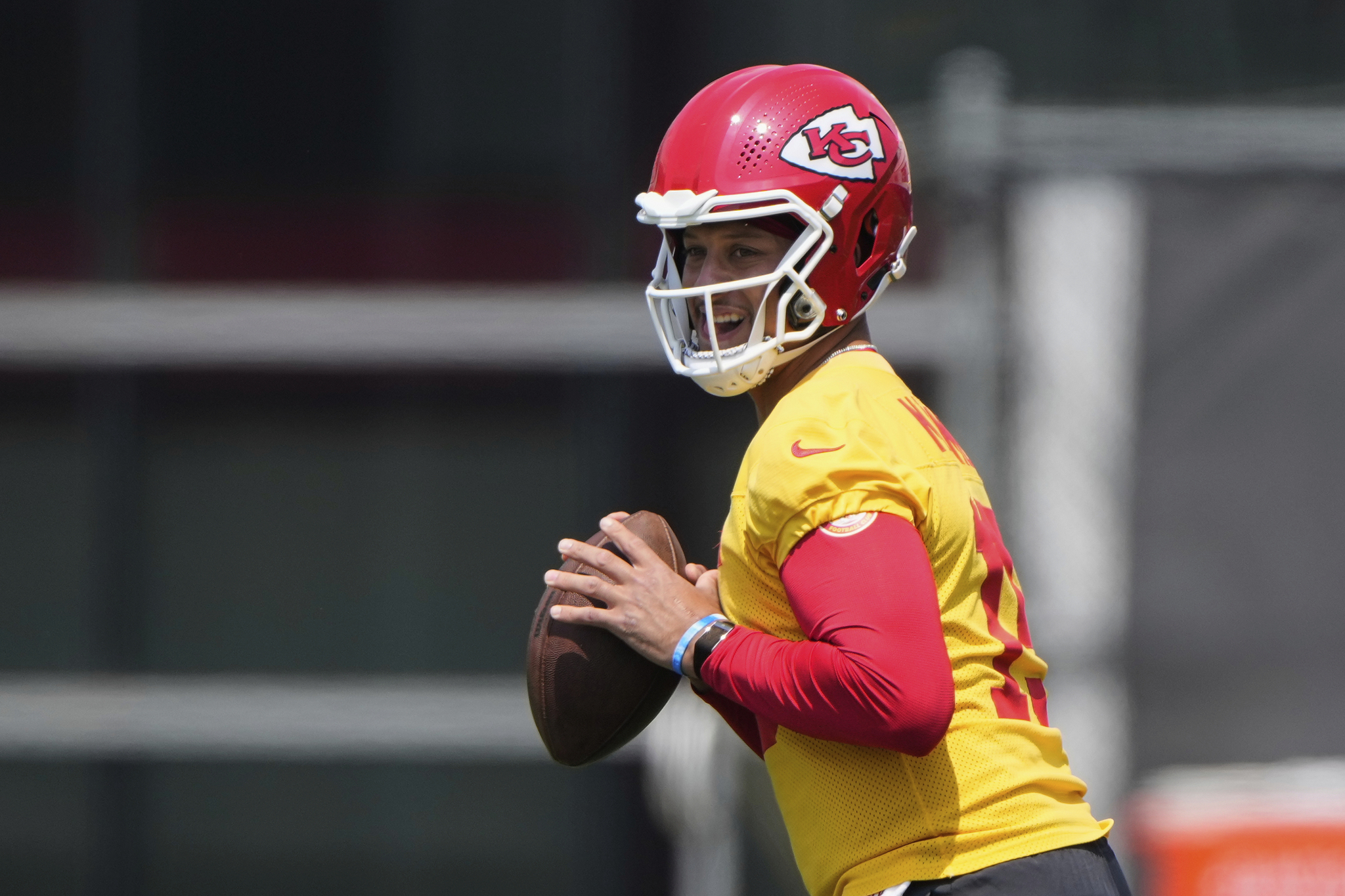 Patrick Mahomes goes on alert after learning of Metcalfs dangerous diet that would bring back his dad bod