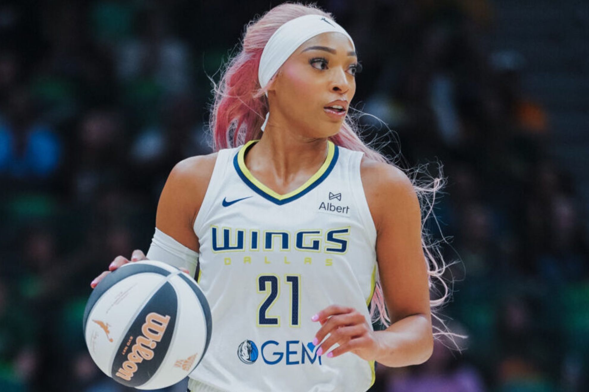 Paige Bueckers teammate pulls rivals hair during a dirty play that sparks controversy in the WNBA