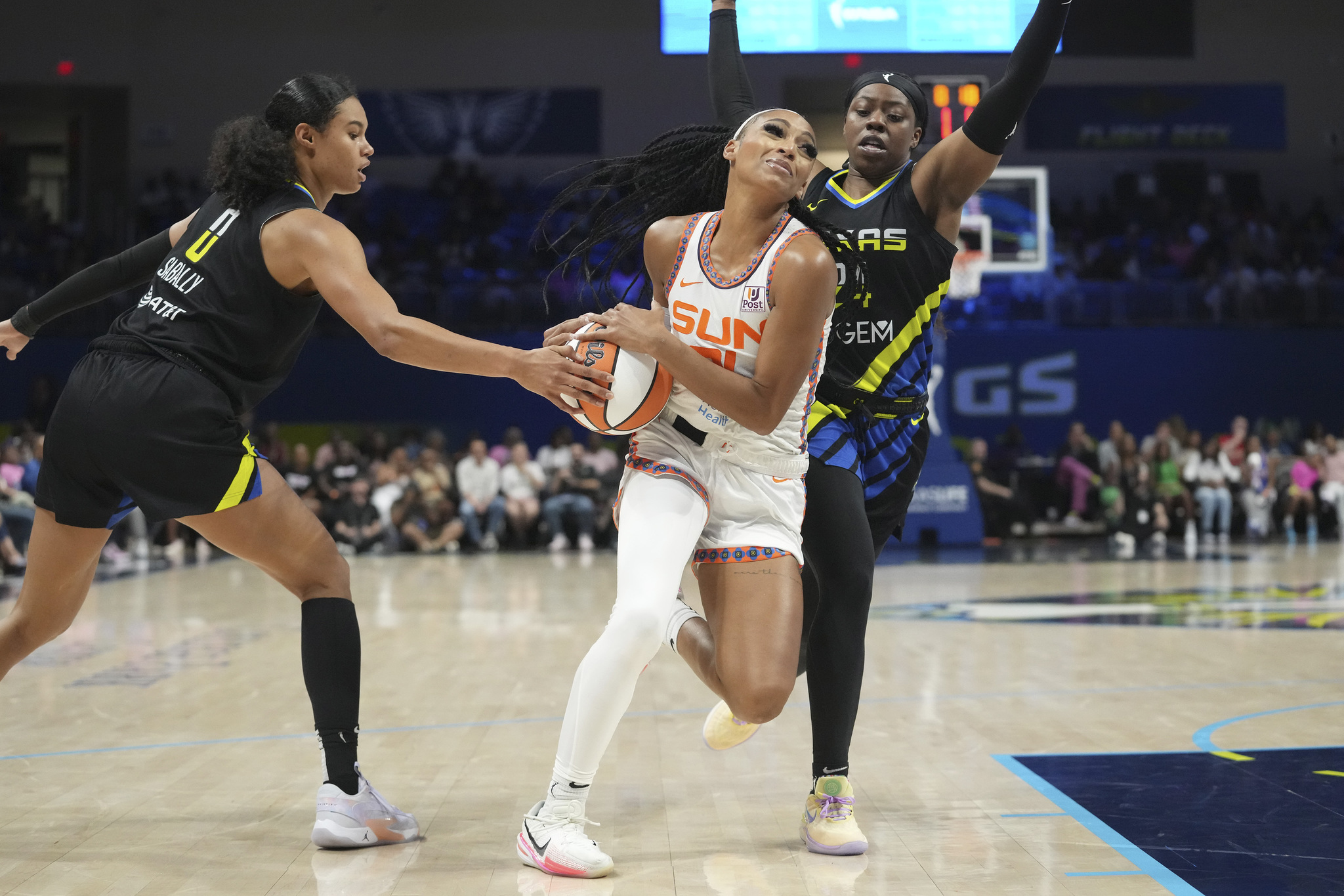 DiJonai Carrington, center, tries to get past Satou Sabally (0)