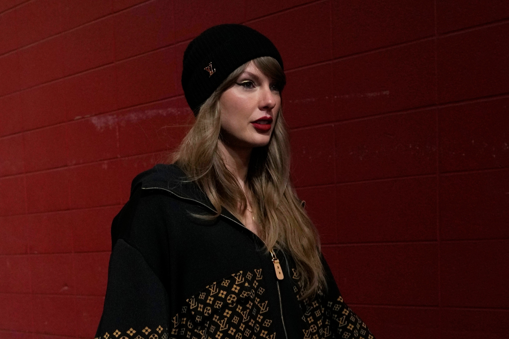 Taylor Swift spends 4 Hours with kids in hospital