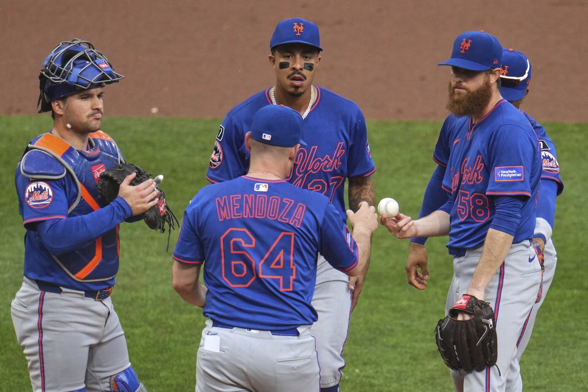 New York Mets pitcher Paul Blackburn (58) hands the ball to manager Carlos Mendoza
