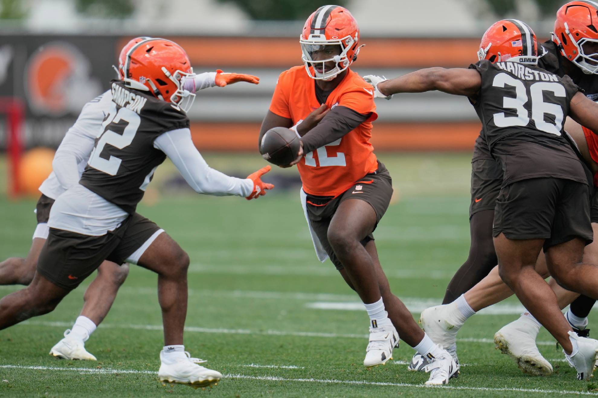 The sportsbooks have their favorite for the Browns starting QB; Shedeur Sanders might want to start packing his bags