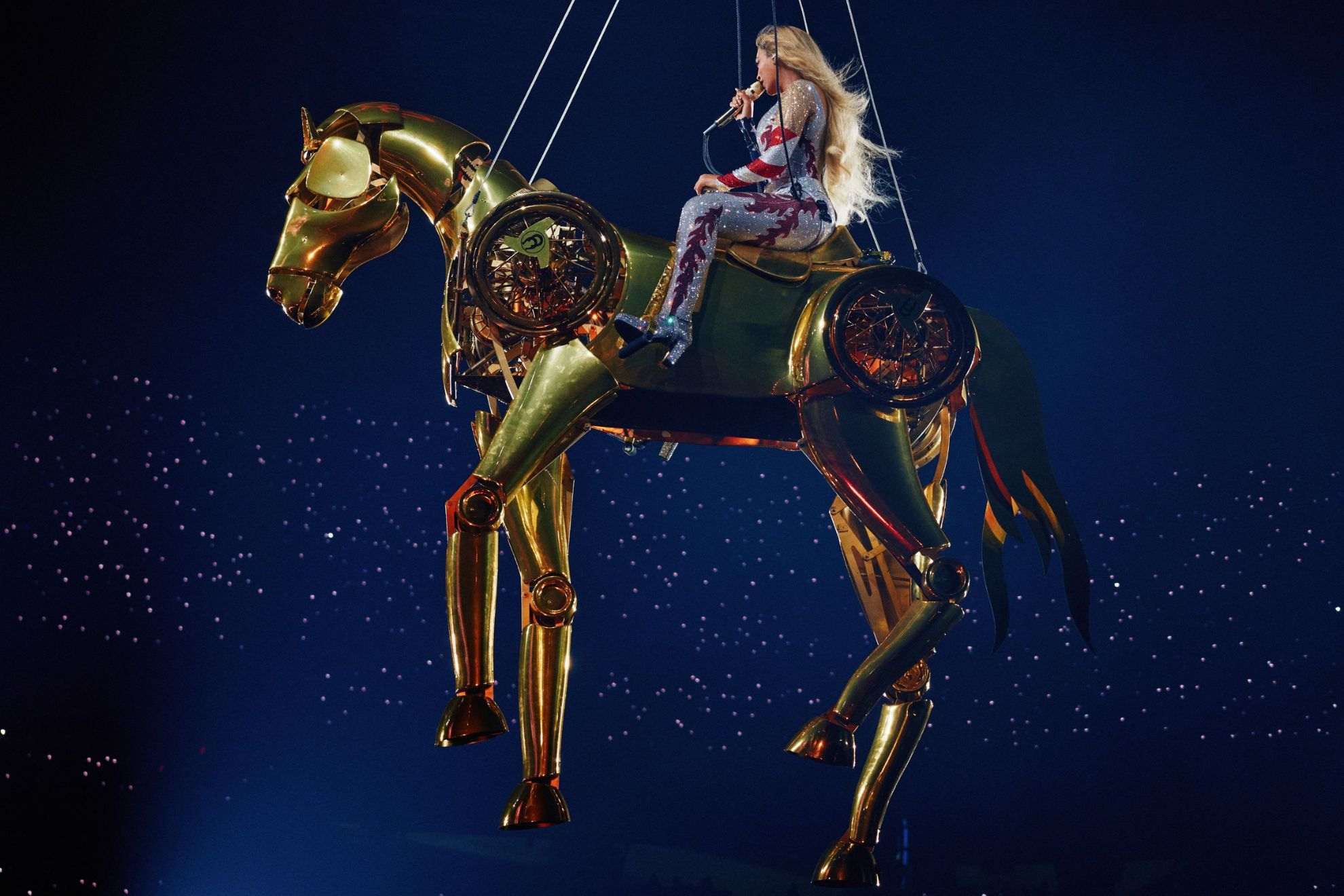 Beyonc� stuns fans by riding a golden horse in the air at a massive concert