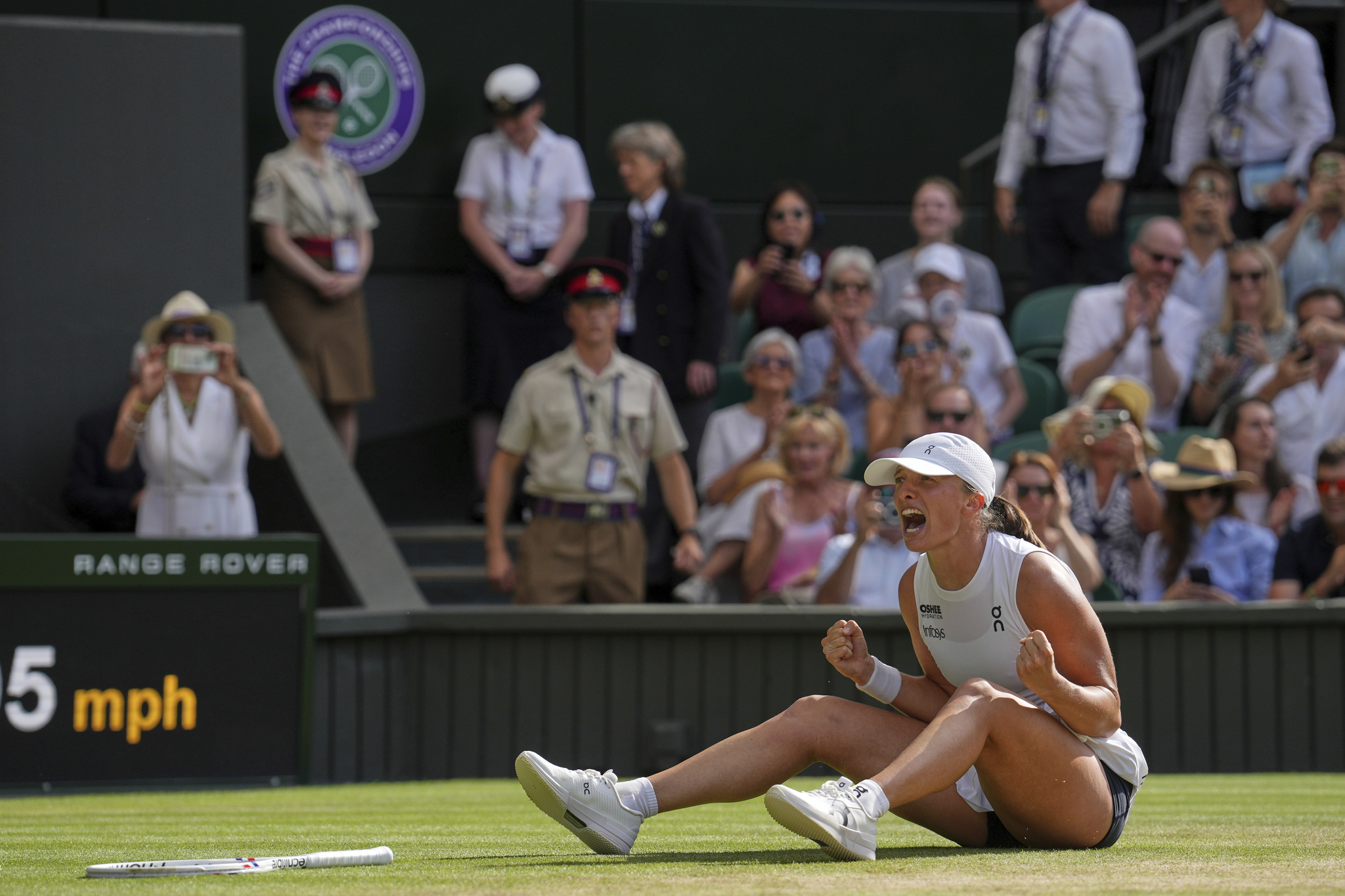 Title: APTOPIX Britain Wimbledon Tennis Image ID: 25193649985747 Article:  Polands Iga Swiatek celebrates after beating Amanda Anisimova of the U.S. to win the womens singles final at the Wimbledon Tennis Championships in London, Saturday, July 12, 2025. (AP Photo/Kin Cheung)