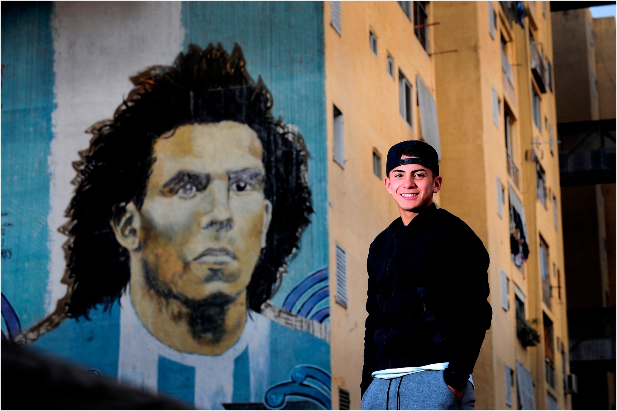 Thiago Almada, en Fuerte Apache junto a un dibujo de Carlos T�vez