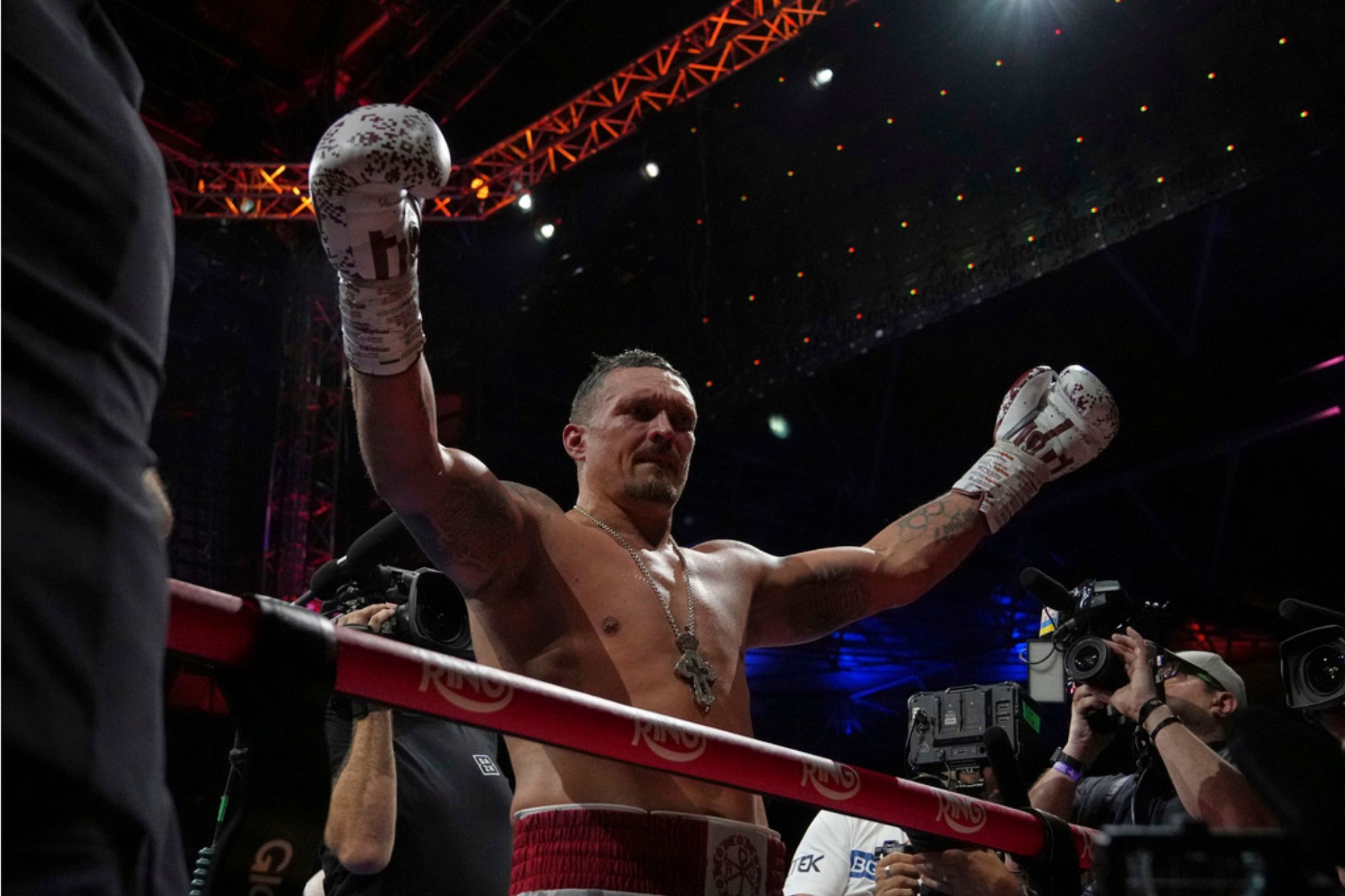 Ukraines Oleksandr Usyk celebrates winning the undisputed world heavyweight boxing title fight against Britains Daniel Dubois in London