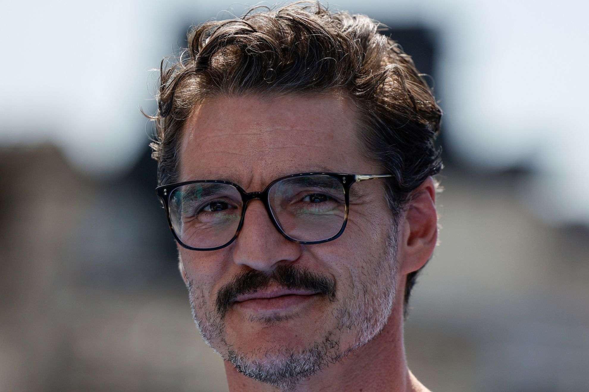 Pedro Pascal fails miserably at cutting onions while cooking with famous chef Gordon Ramsay