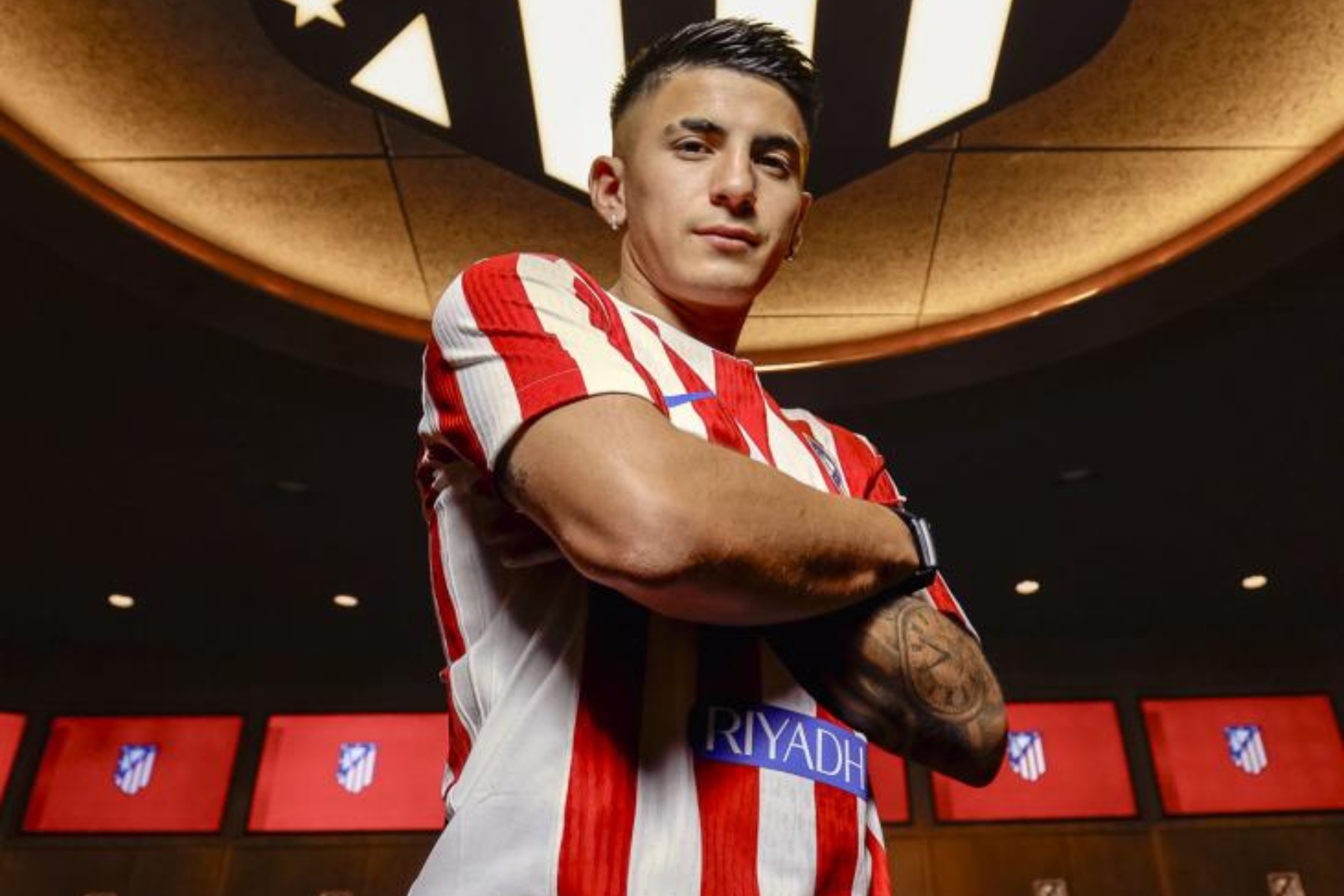 Thiago Almada posando con la camiseta del Atleti
