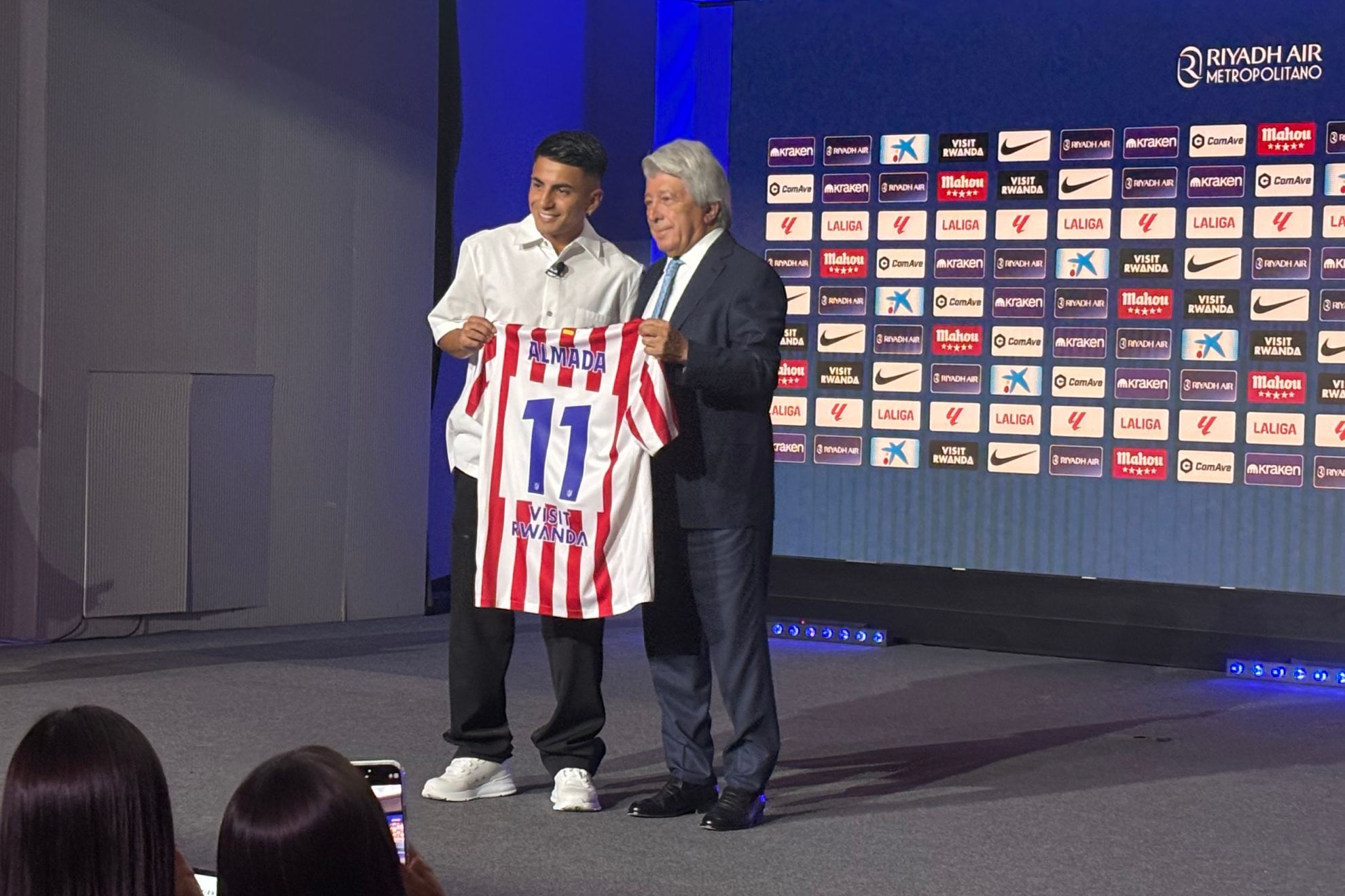 Cerezo le da el 11 a Almada.