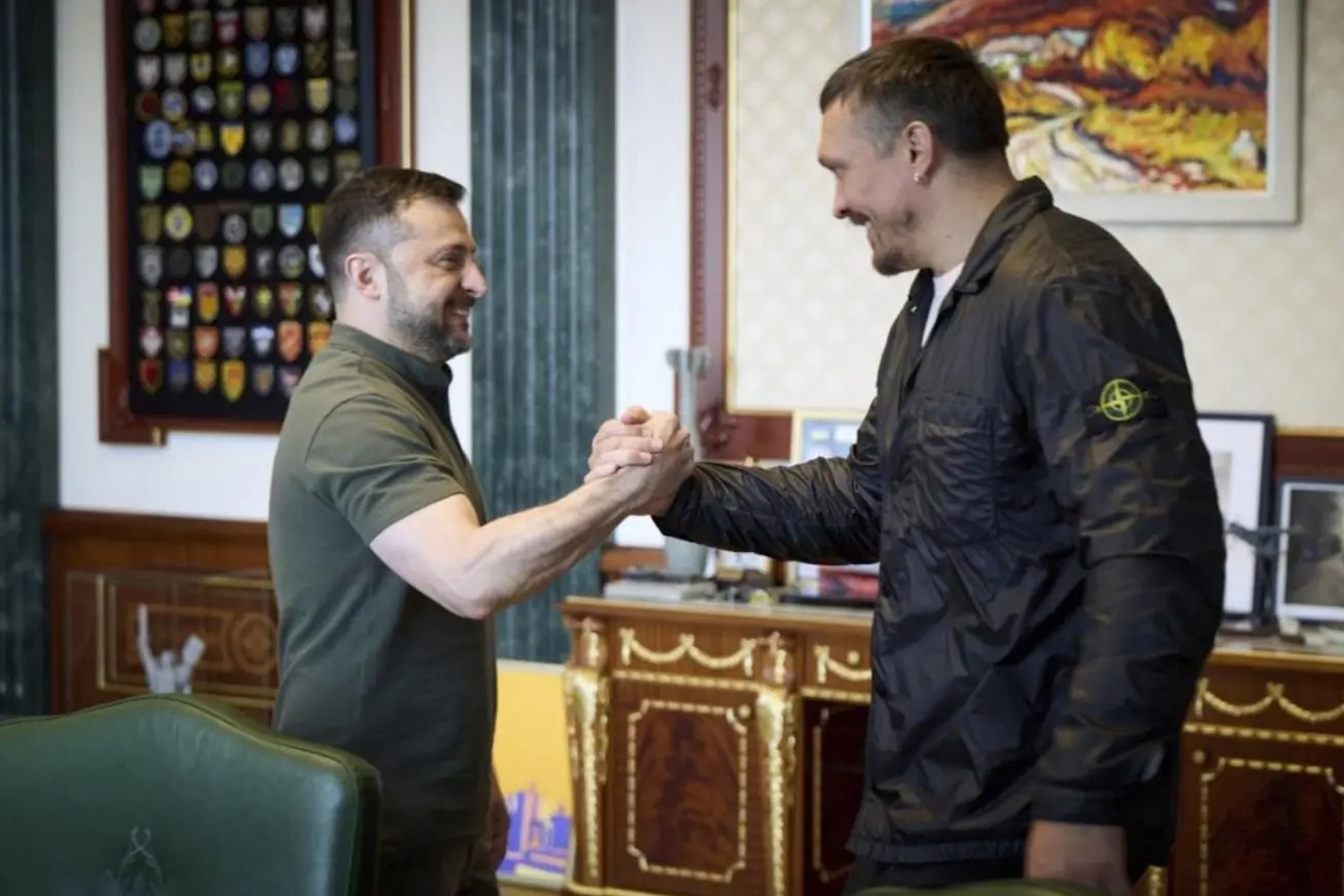 Oleksandr Usyk and Ukrainian President Volodymyr Zelensky meet and remember Russias crimes