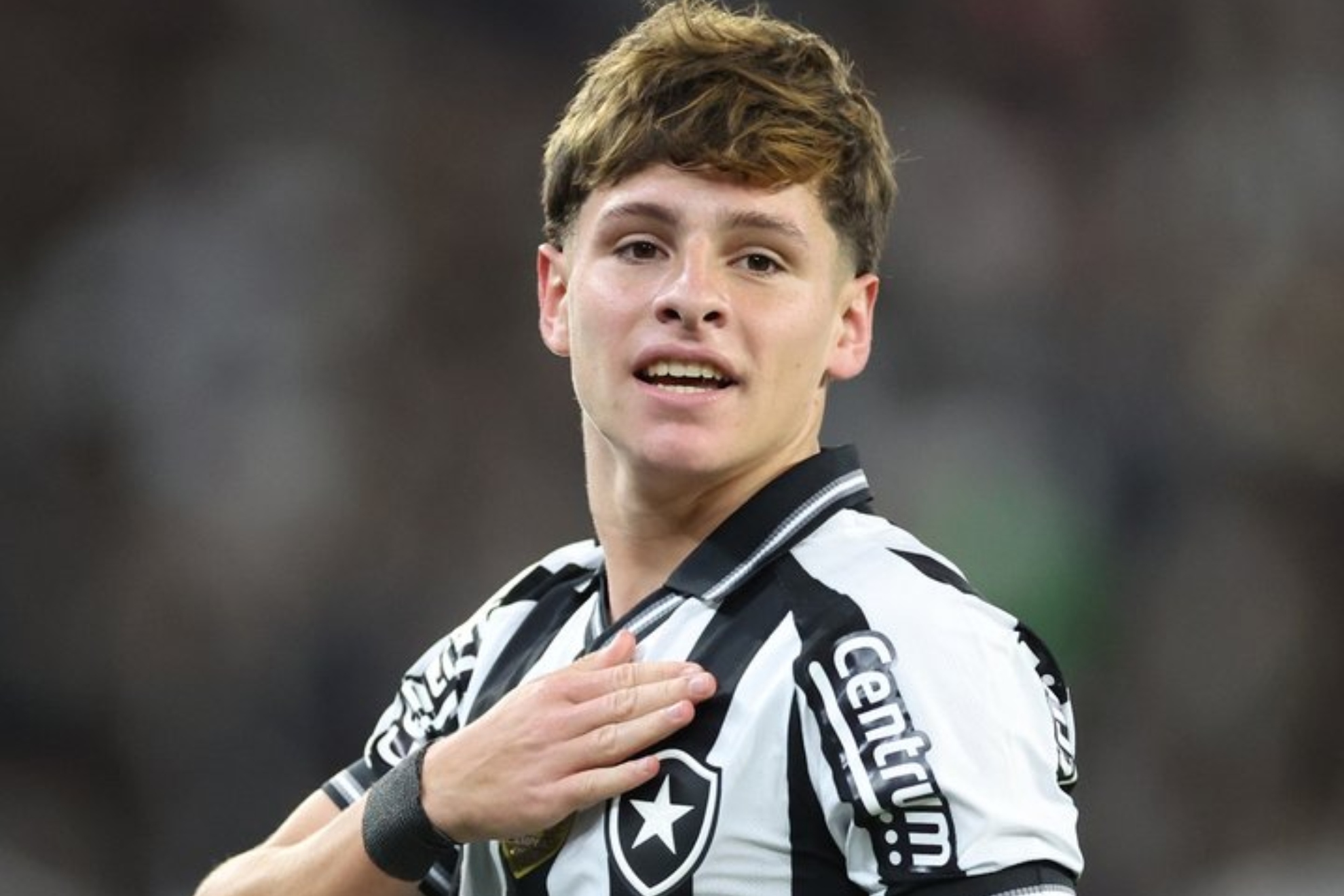 �lvaro Montoro se se�ala el escudo del Botafogo.