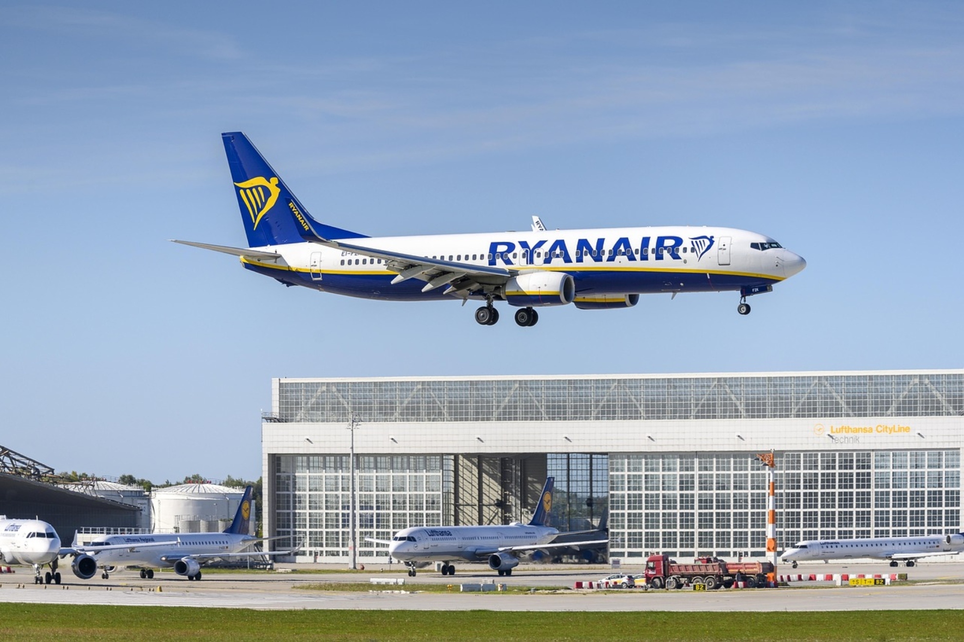 Un pasajero queda parcialmente succionado tras romperse una ventanilla en un vuelo de Ryanair