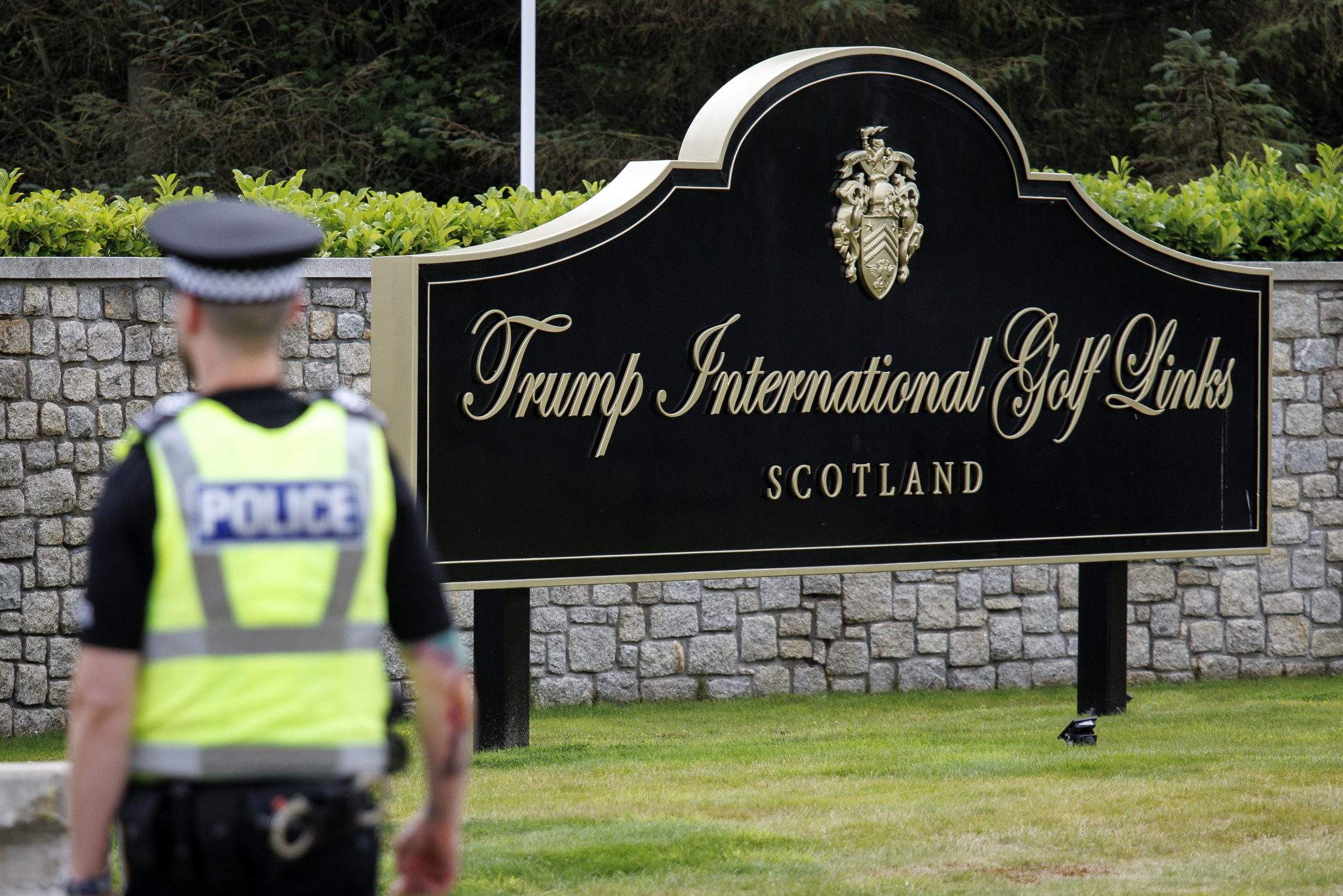 BALMEDIE (United Kingdom), 29/07/2025.- A police officer guards the entrance to the Trump International Golf Links, which has been opened by US President Donald J. lt;HIT gt;Trump lt;/HIT gt; in Balmedie, Scotland, Britain, 29 July 2025. This is the final day of the private visit to Scotland by President lt;HIT gt;Trump lt;/HIT gt;. (Reino Unido) EFE/EPA/TOLGA AKMEN