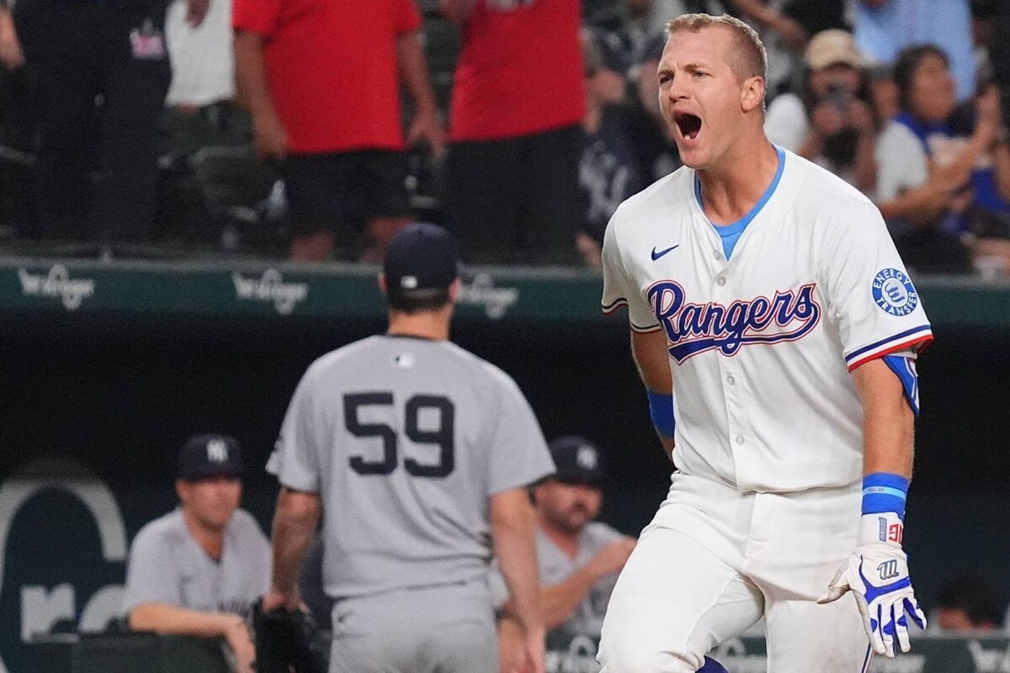 The Yankees embarrass themselves again as the Rangers abuse their crisis to win a game in extra innings