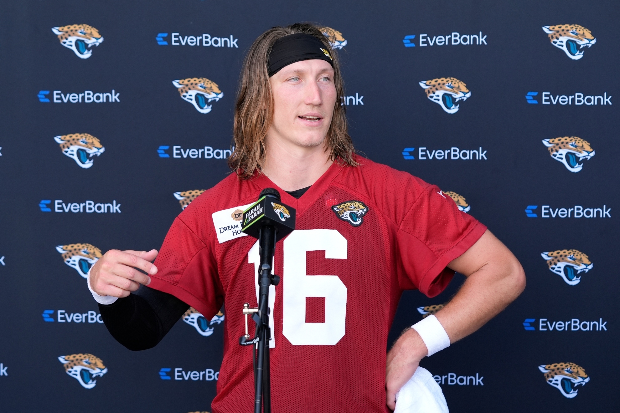 Travis Hunter Is Thriving in Jacksonville. What About Trevor Lawrence?