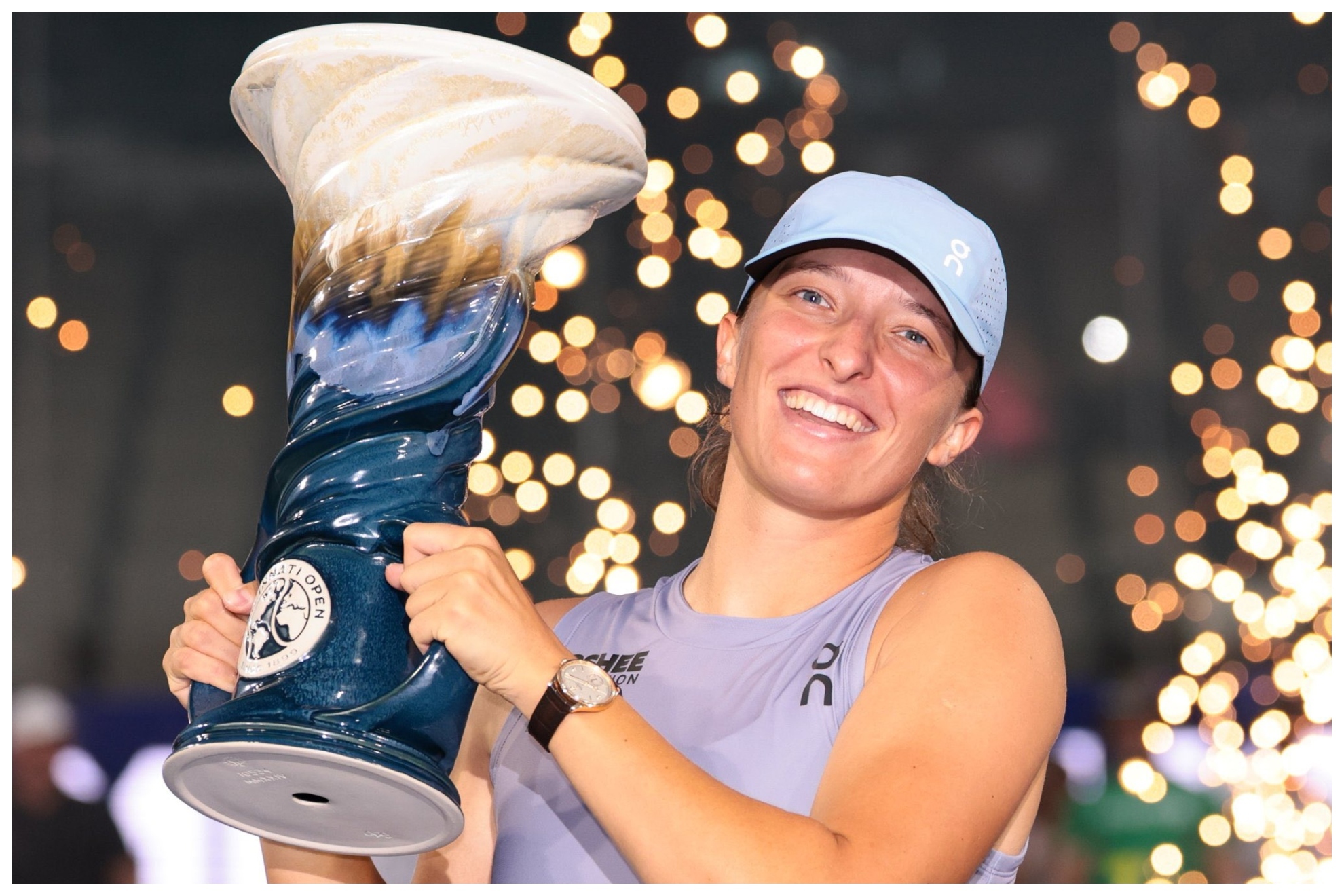 Iga Swiatek lifting the Cinccinatti Open trophy