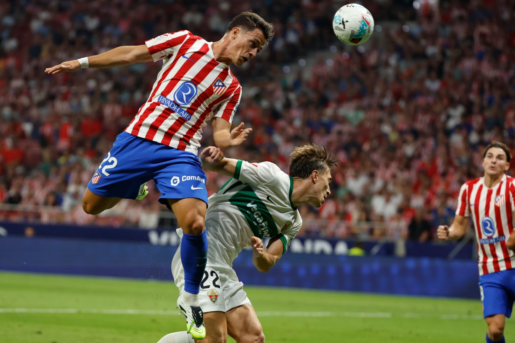 Raspadori rematando un bal�n durante el partido ante el Elche.