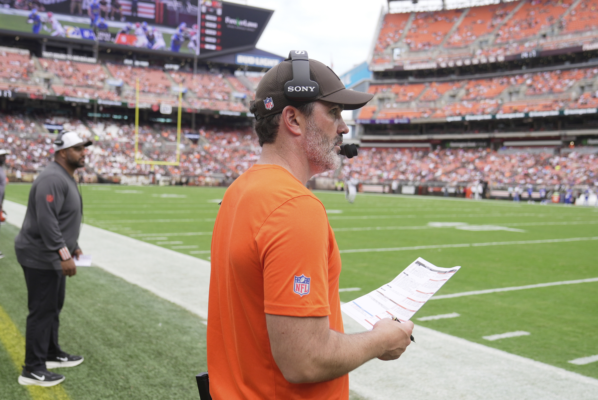 Robert Griffin III does not trust Kevin Stefanski and sees a hidden agenda in the Browns coachs plan to undermine Shedeur Sanders