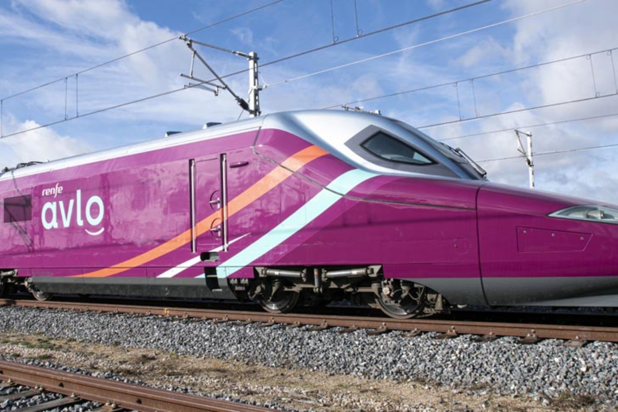 Renfe lanza sus 'Superprecios': billetes de AVE desde 15 euros y Avlo desde 7 euros