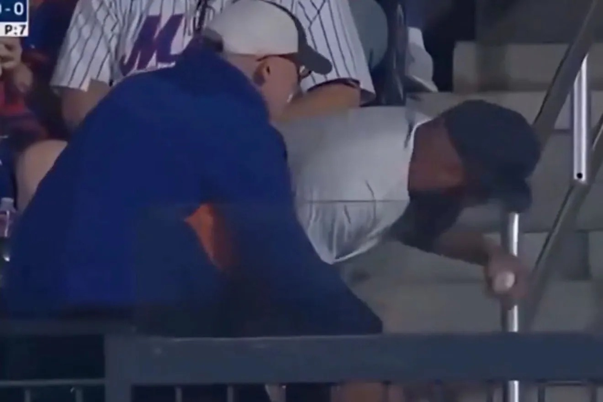 Another ruthless gesture, this time in MLB: a fan steals the ball from an old man in the Mets game