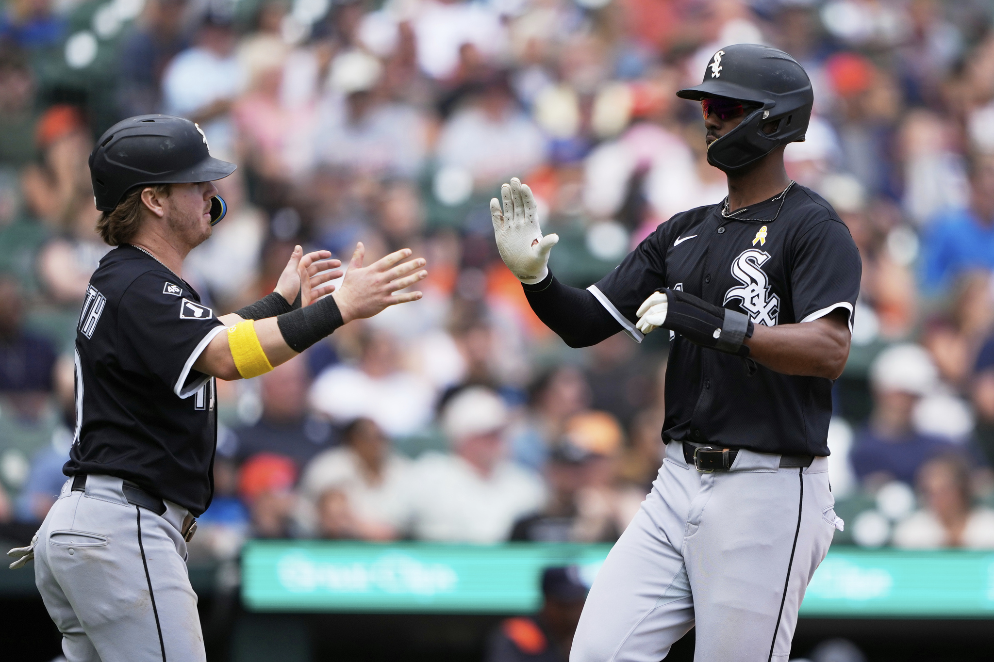 Selfless Tigers fan teaches Phillies Karen a lesson: Catches the ball and gives it to the kid behind her