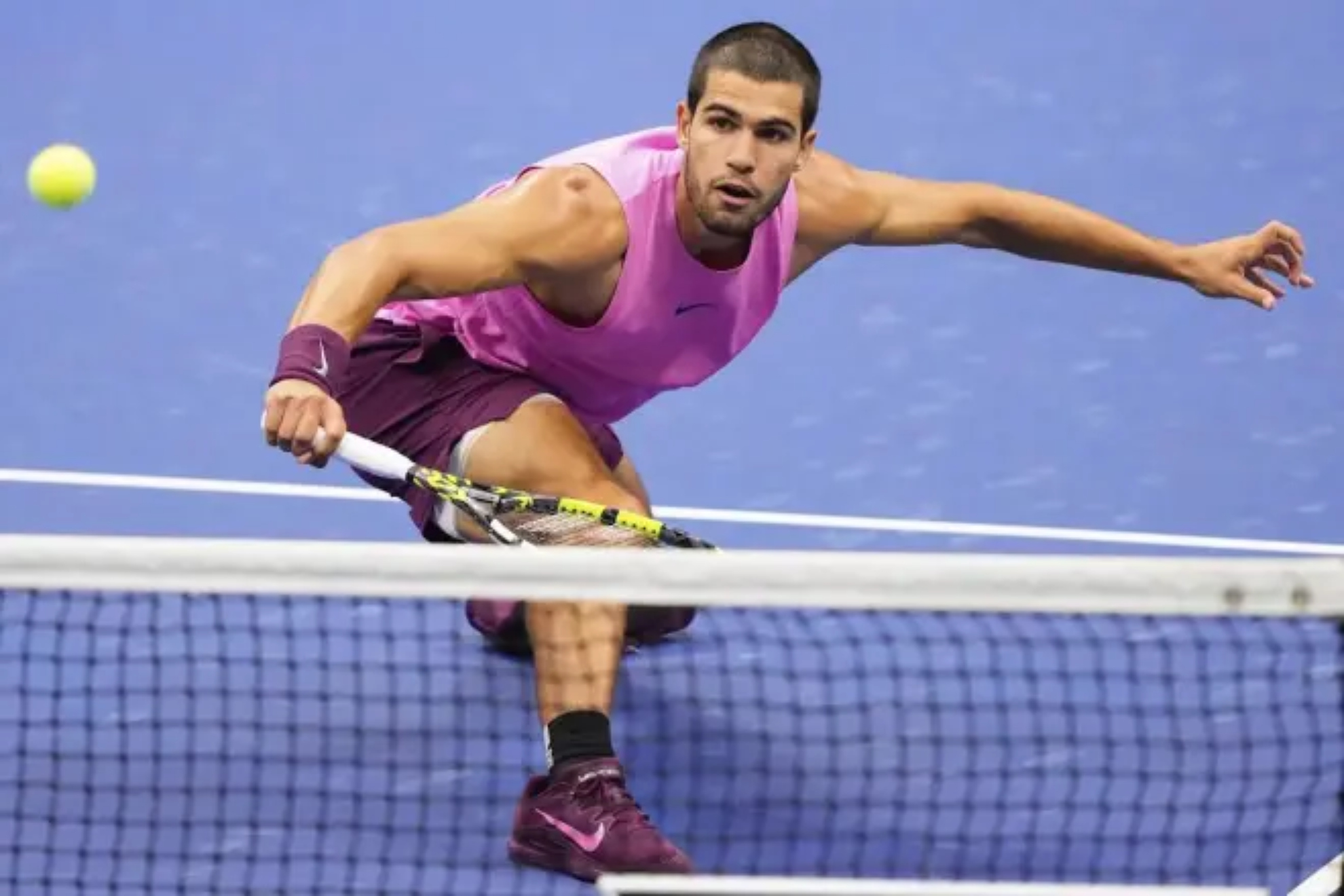 Carlos Alcaraz returns to Jannik Sinner in the mens final of the U.S. Open.