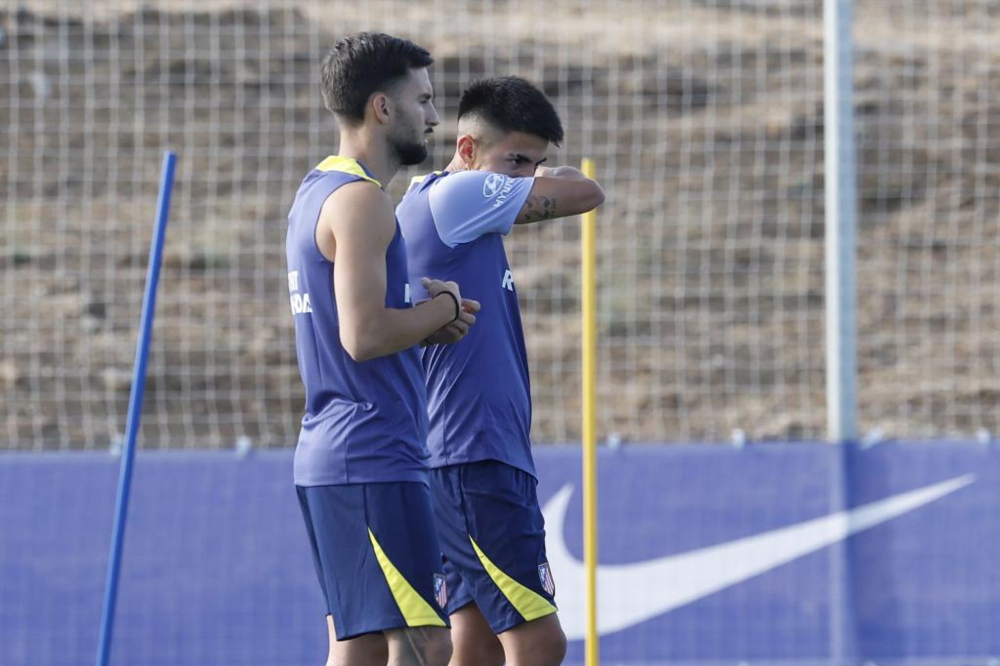 Baena y Almada en un entrenamiento del Atl�tico.