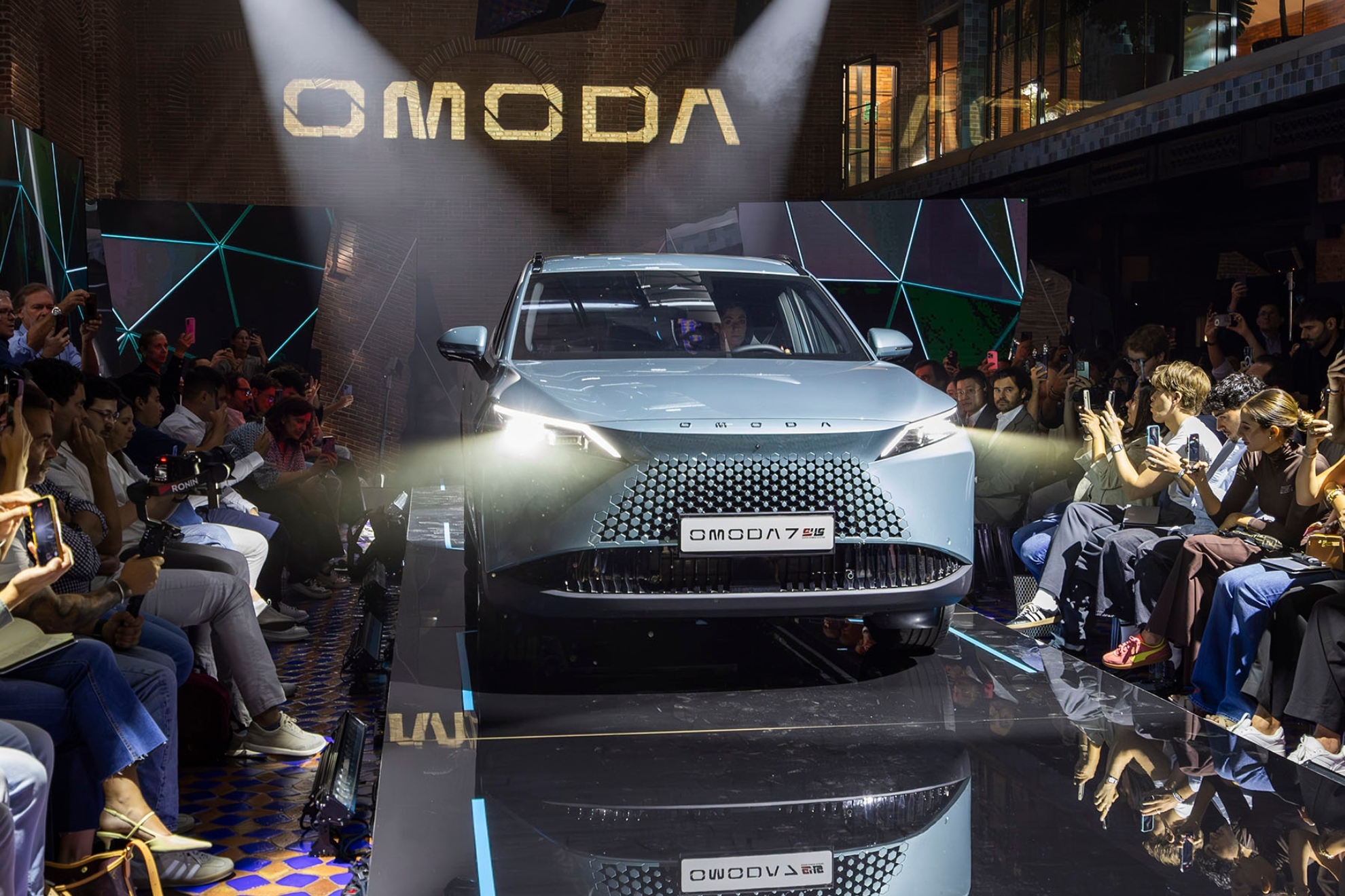 Moda 7 SUV: Omoda 7 SHS, 279 CV: el SUV híbrido enchufable chino con una ...