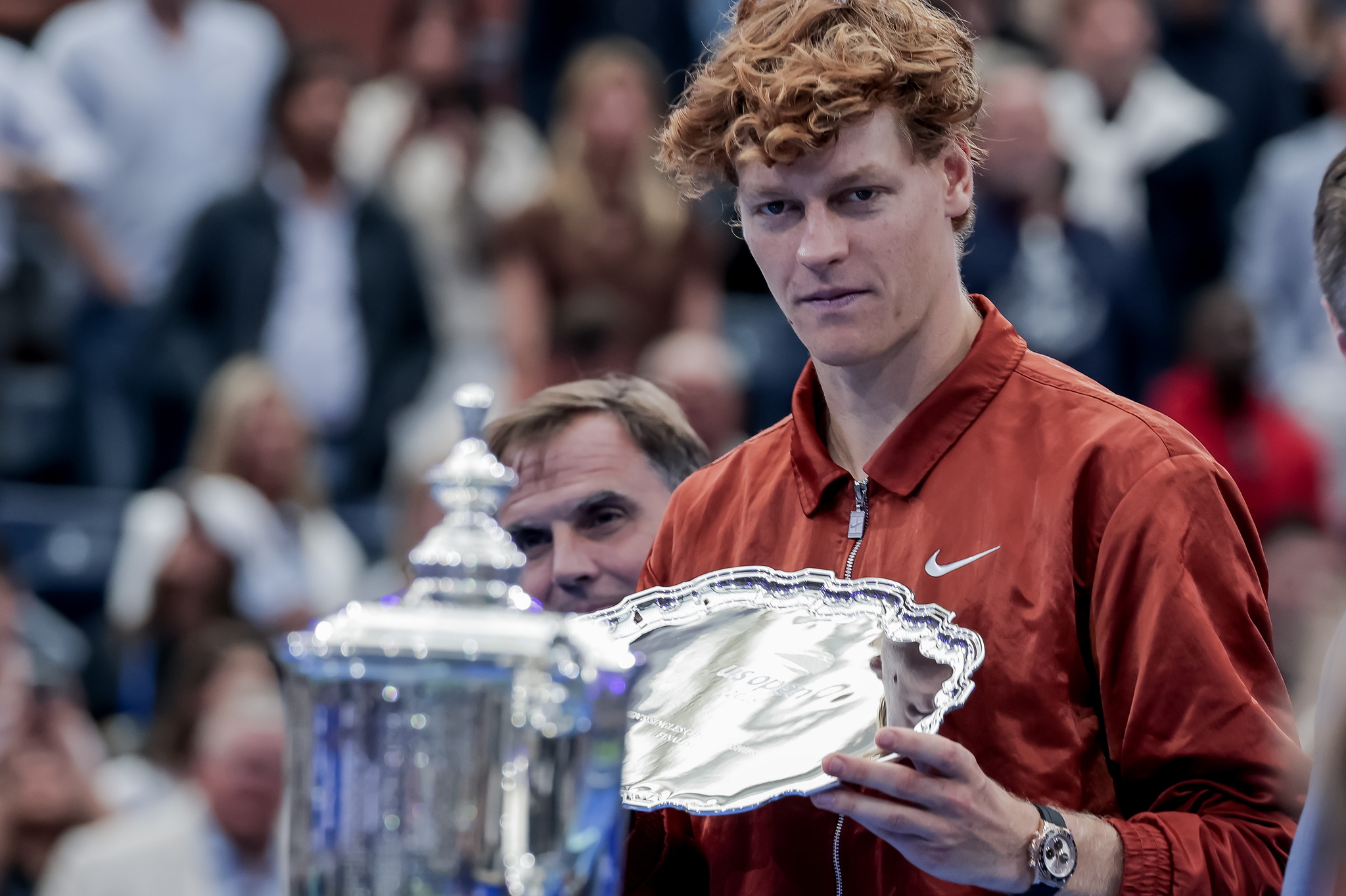 Jannik Sinner off Italy lifts the runner up trophy after losing the mens singles final of the US Open Tennis Championships at the USTA Billie Jean King National Tennis Center in Flushing Meadows, New York, USA, 07 September 2025. (Tenis, Italia, Nueva York) EFE/EPA/CRISTOBAL HERRERA ULASHKEVICH