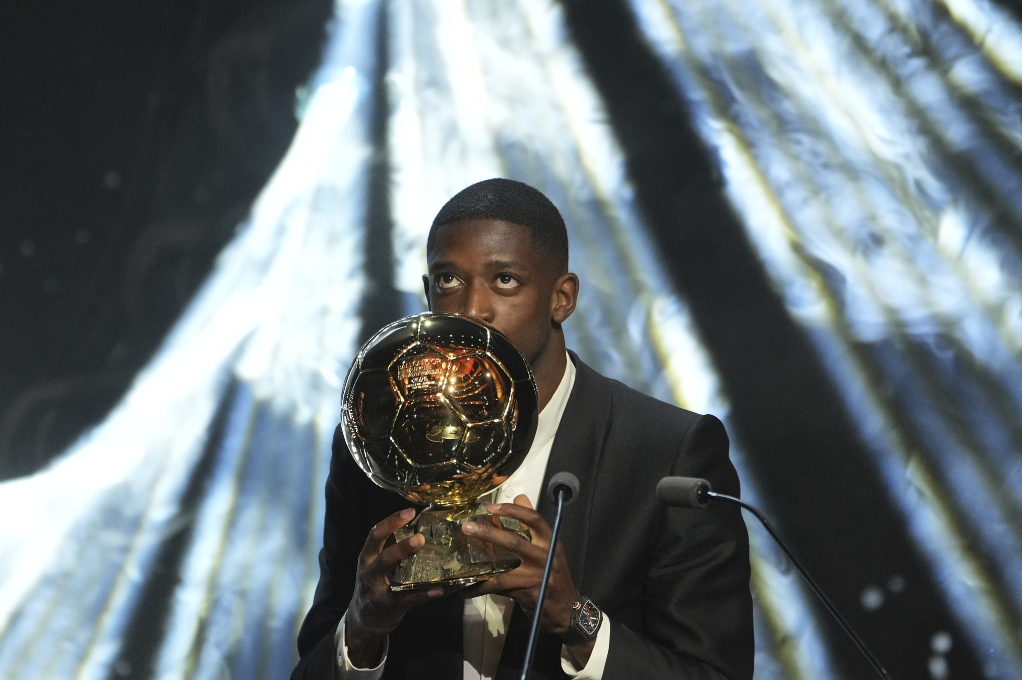 Paris Saint-Germains Ousmane lt;HIT gt;Demb�l� lt;/HIT gt; receives the 2025 Mens Ballon dOr during the 69th Ballon dOr awards ceremony at the Theatre du Chatelet in Paris, Monday, Sept. 22, 2025. (AP Photo/Thibault Camus)