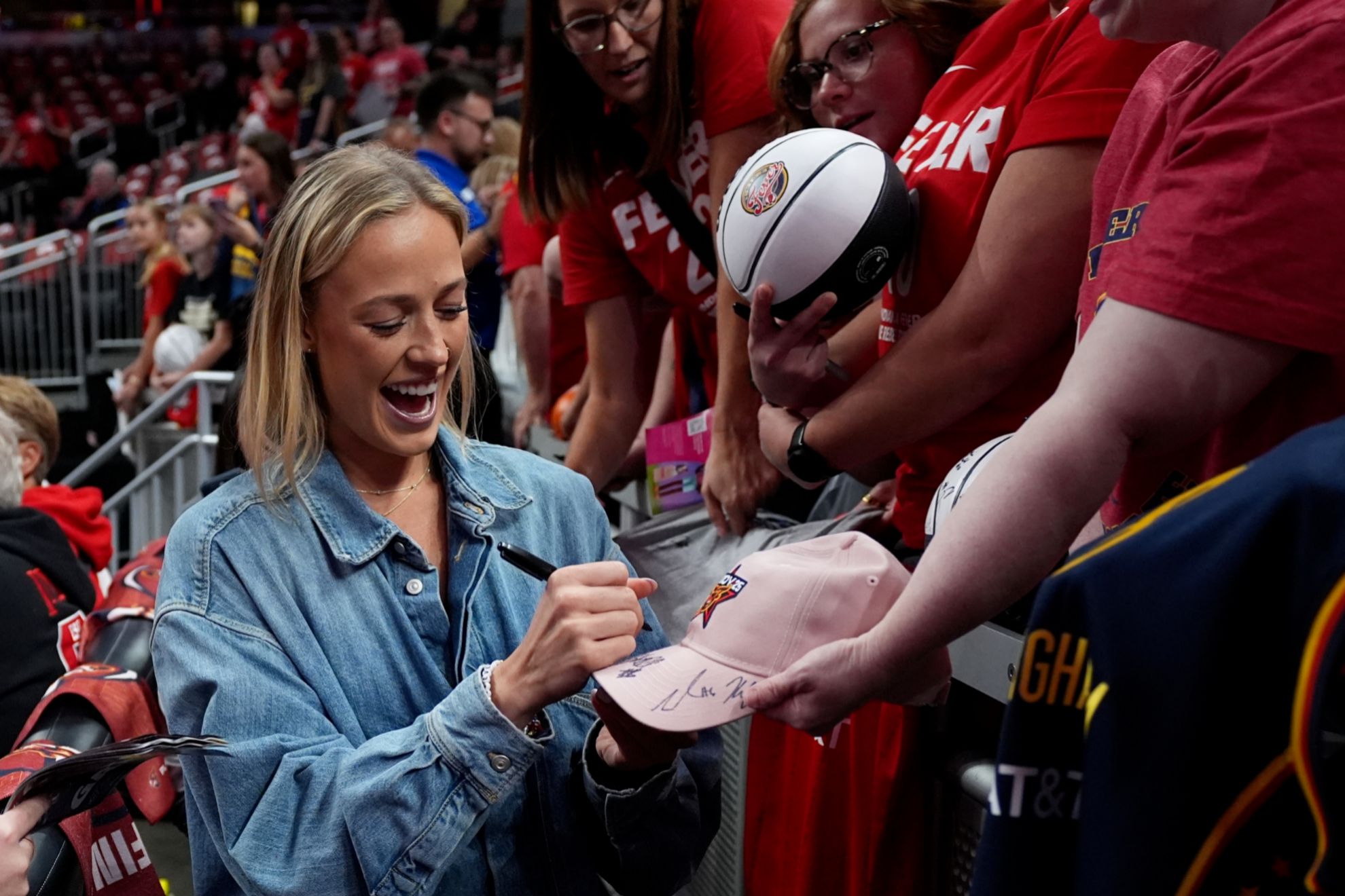 Indiana Fever steps up and asks fans for help in Game 4 vs. Aces in Playoff Semifinals | Marca