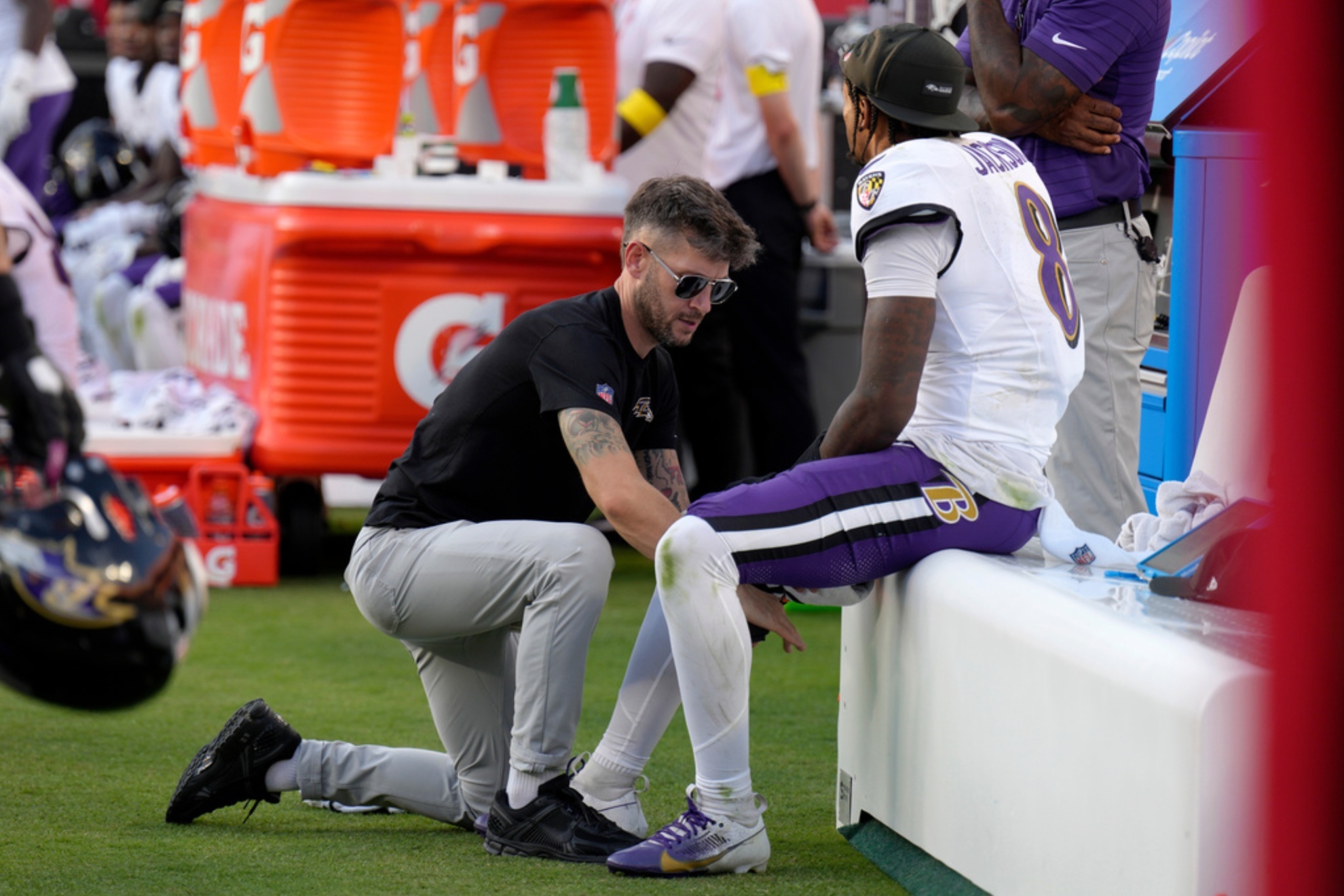 Lamar Jackson leaves Chiefs game injured as Ravens collapse in Week 4