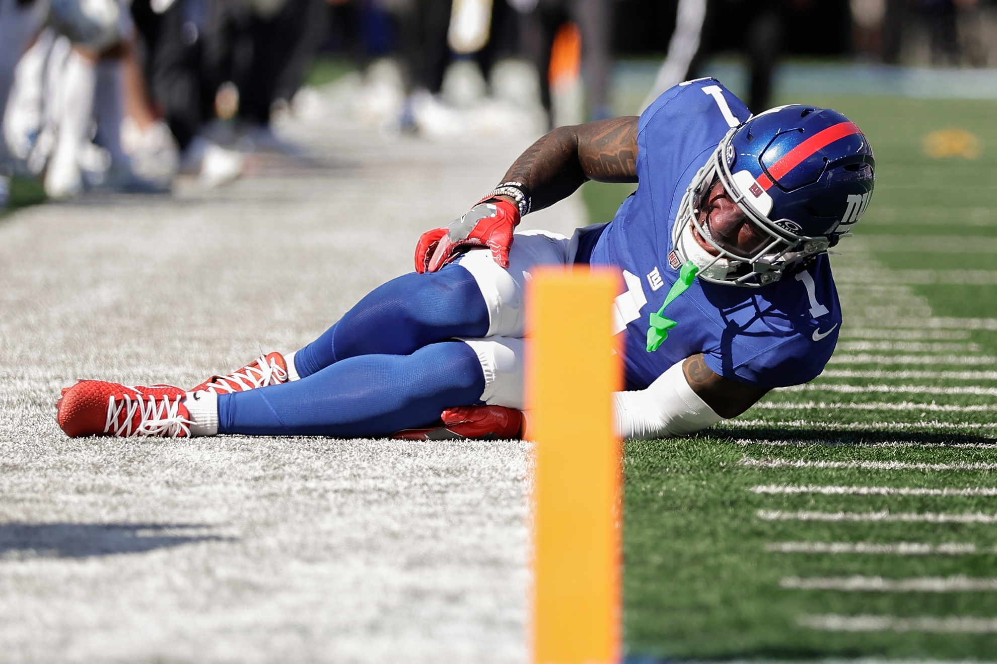 Malik Nabers holding his knee