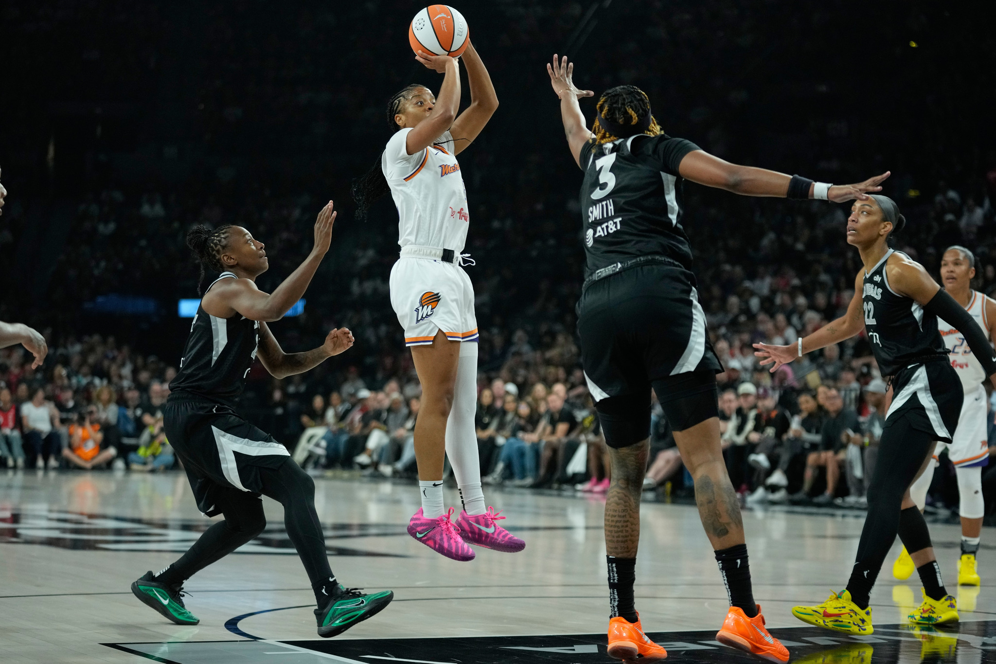 Phoenix Mercury guard Monique Akoa Makani (8) shoots over Las Vegas Aces forward lt;HIT gt;NaLyssa lt;/HIT gt; lt;HIT gt;Smith lt;/HIT gt; (3) during the first half in Game 2 of the WNBA basketball finals, Sunday, Oct. 5, 2025, in Las Vegas. (AP Photo/John Locher)