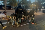 Cargas policiales, heridos, detenidos y baloncesto a puerta cerrada