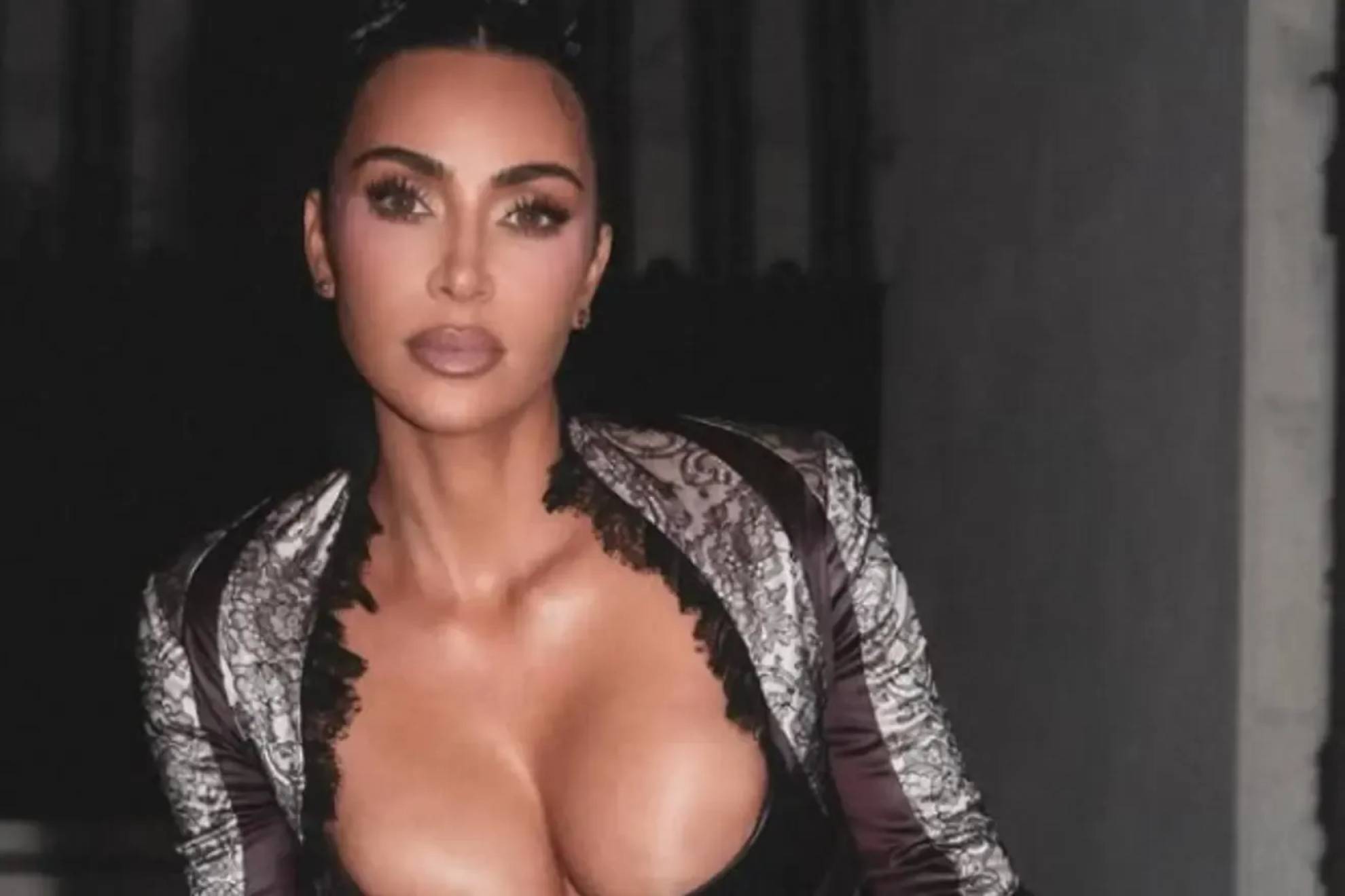 Kim Kardashian transforms into Bianca Censori with a strange look with her head completely covered at the 2025 MET Gala