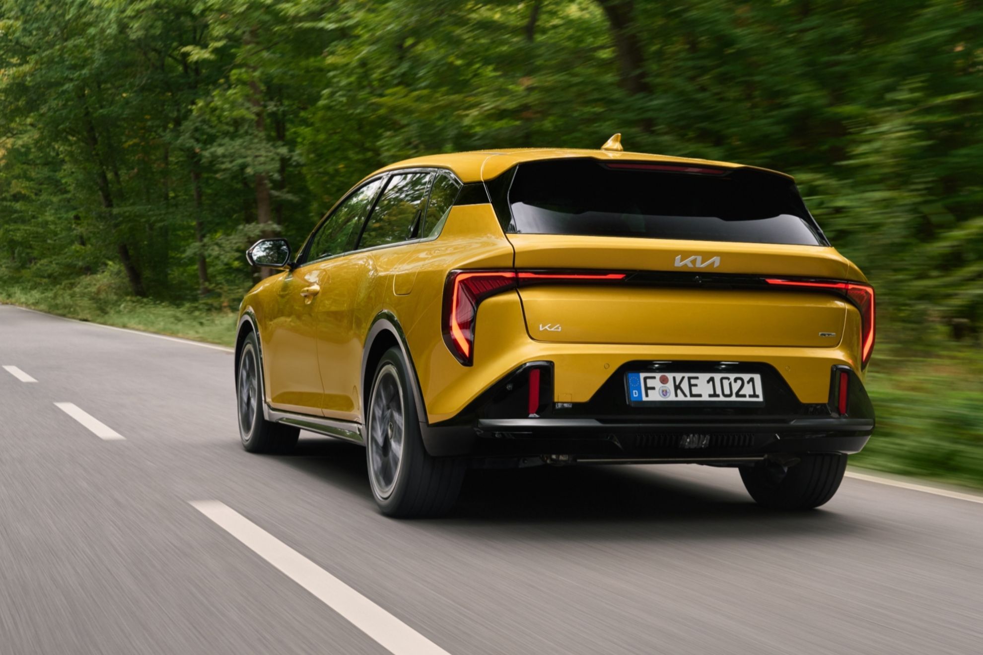 O design da traseira lhe dá uma aparência muito ampla na estrada.