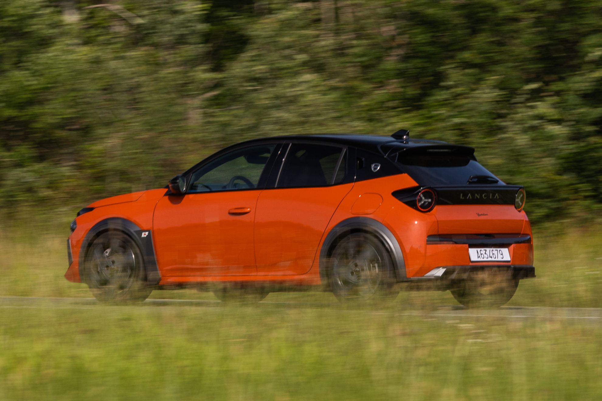 O motor de 280 cavalos de potência oferece desempenho mais que suficiente para criar uma sensação esportiva.