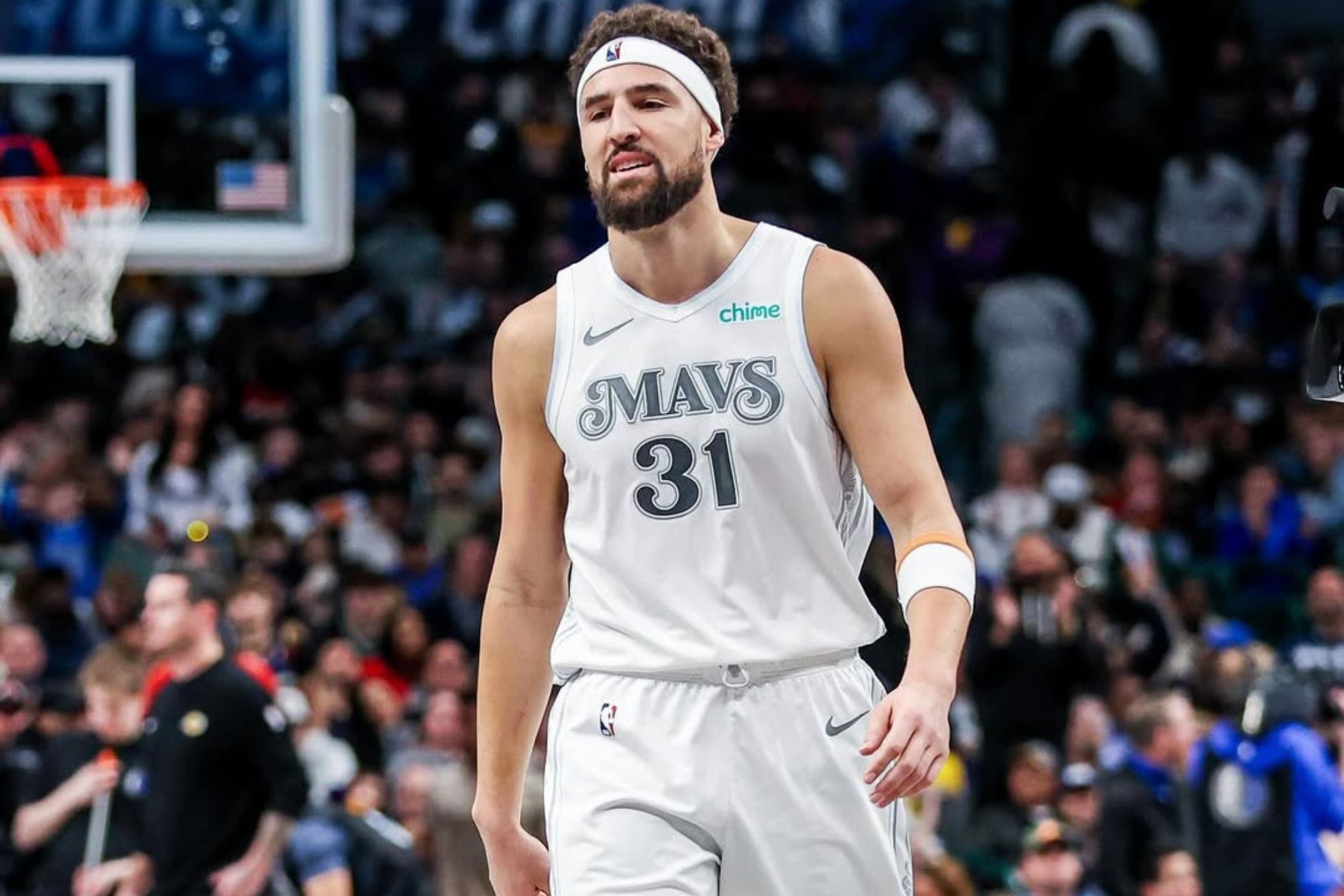 Fans react as Thompsons emotions spill onto the court