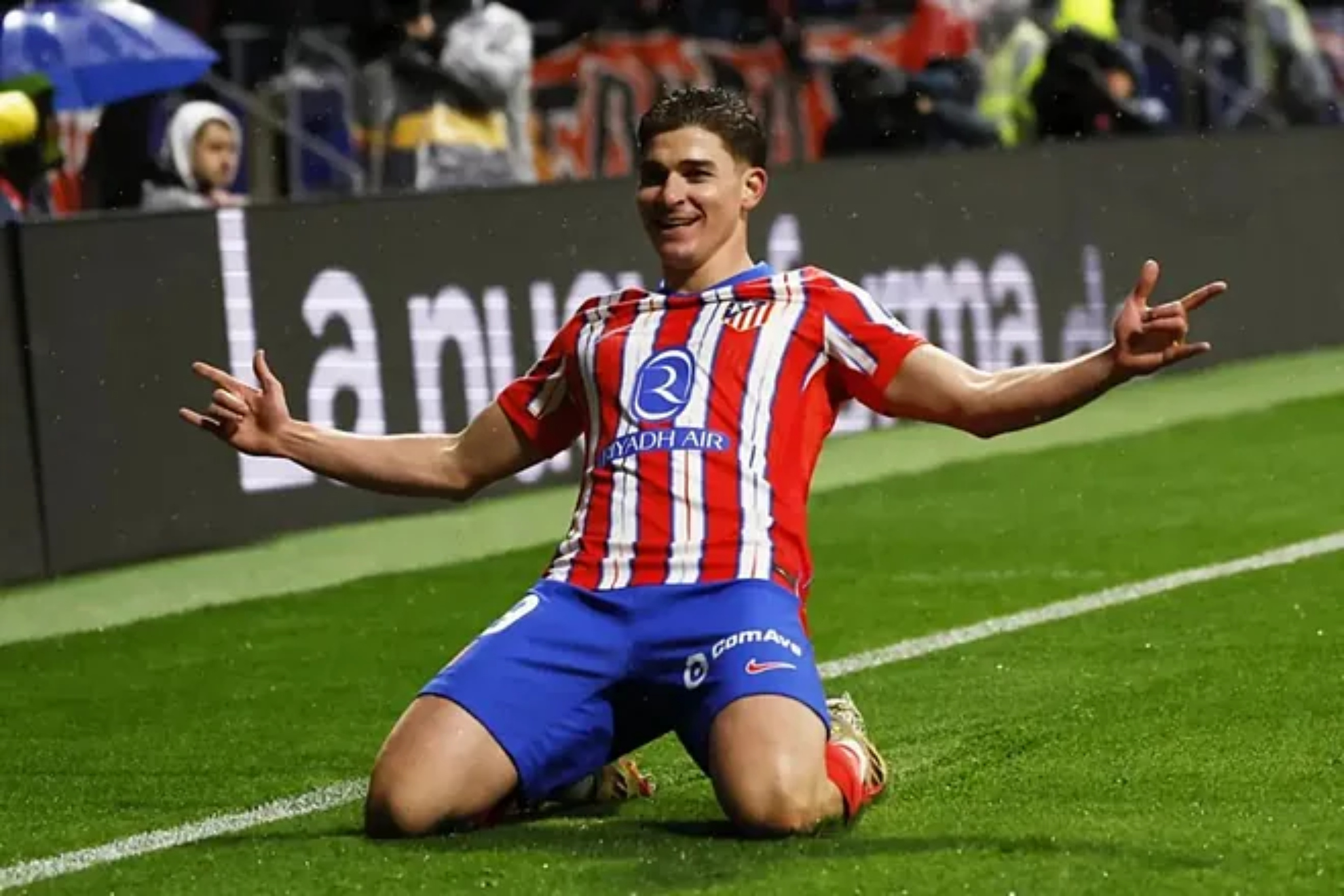 Juli�n �lvarez celebrates a goal with Atl�tico.