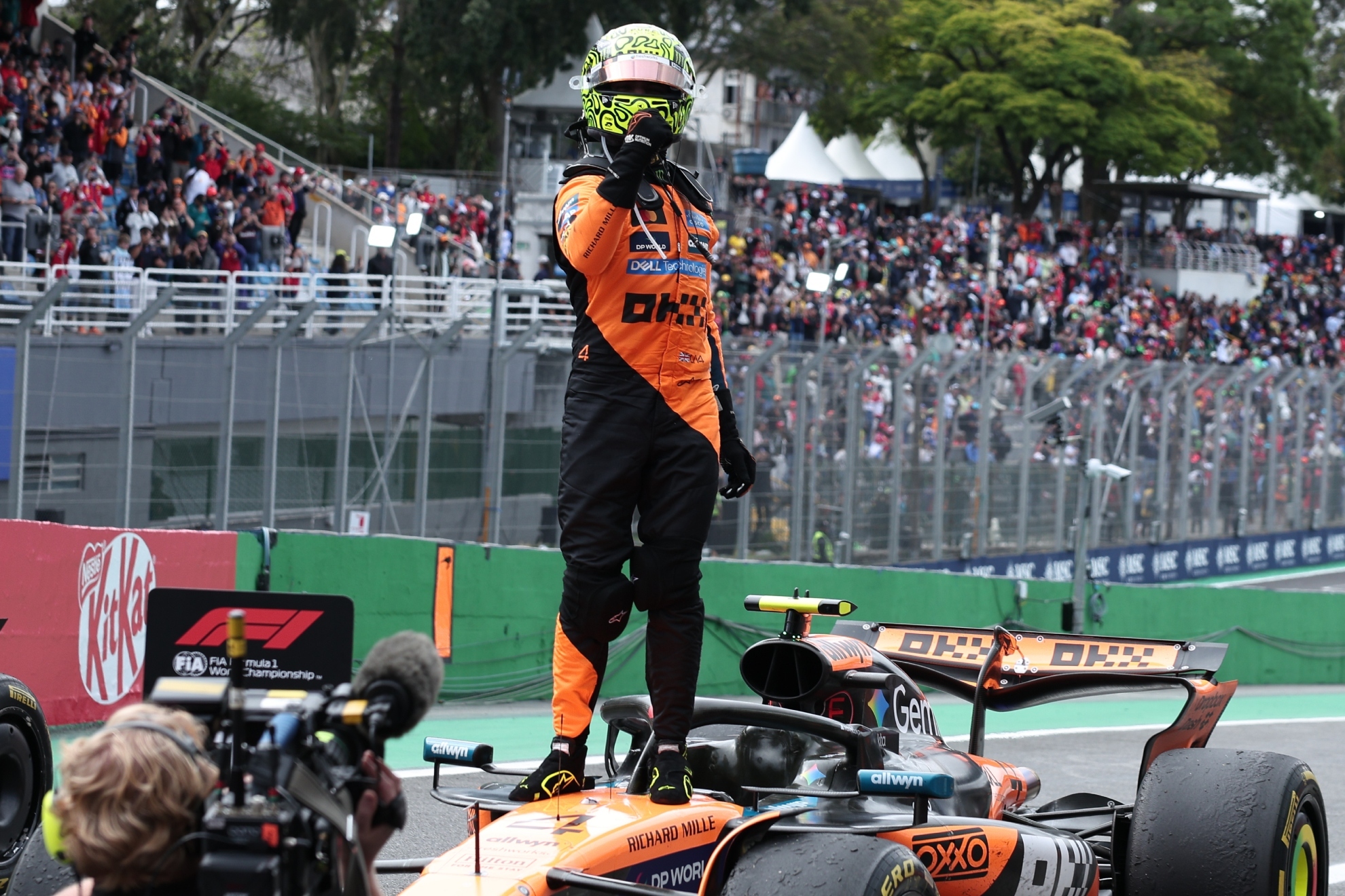 Lando Norris celebrando su victoria en el GP de Brasil.