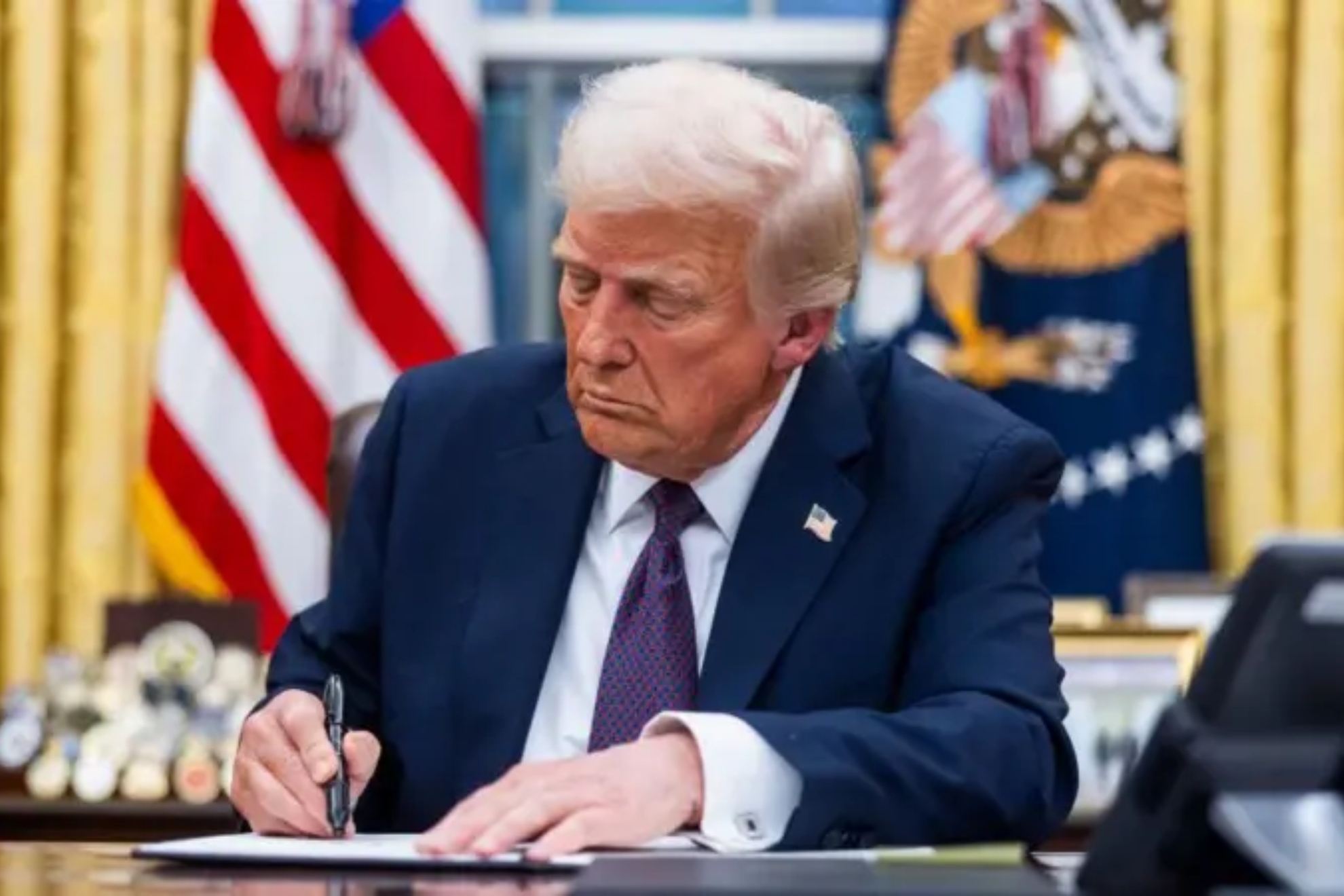 Trump da marcha atrás a una de las medidas de Biden contra la discriminación sexual en las escuelas