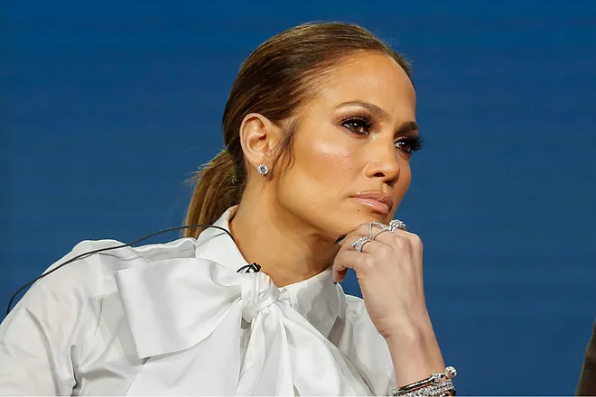 Jennifer Lopez is reportedly looking to get back together with Ben Affleck, according to a source close to her.