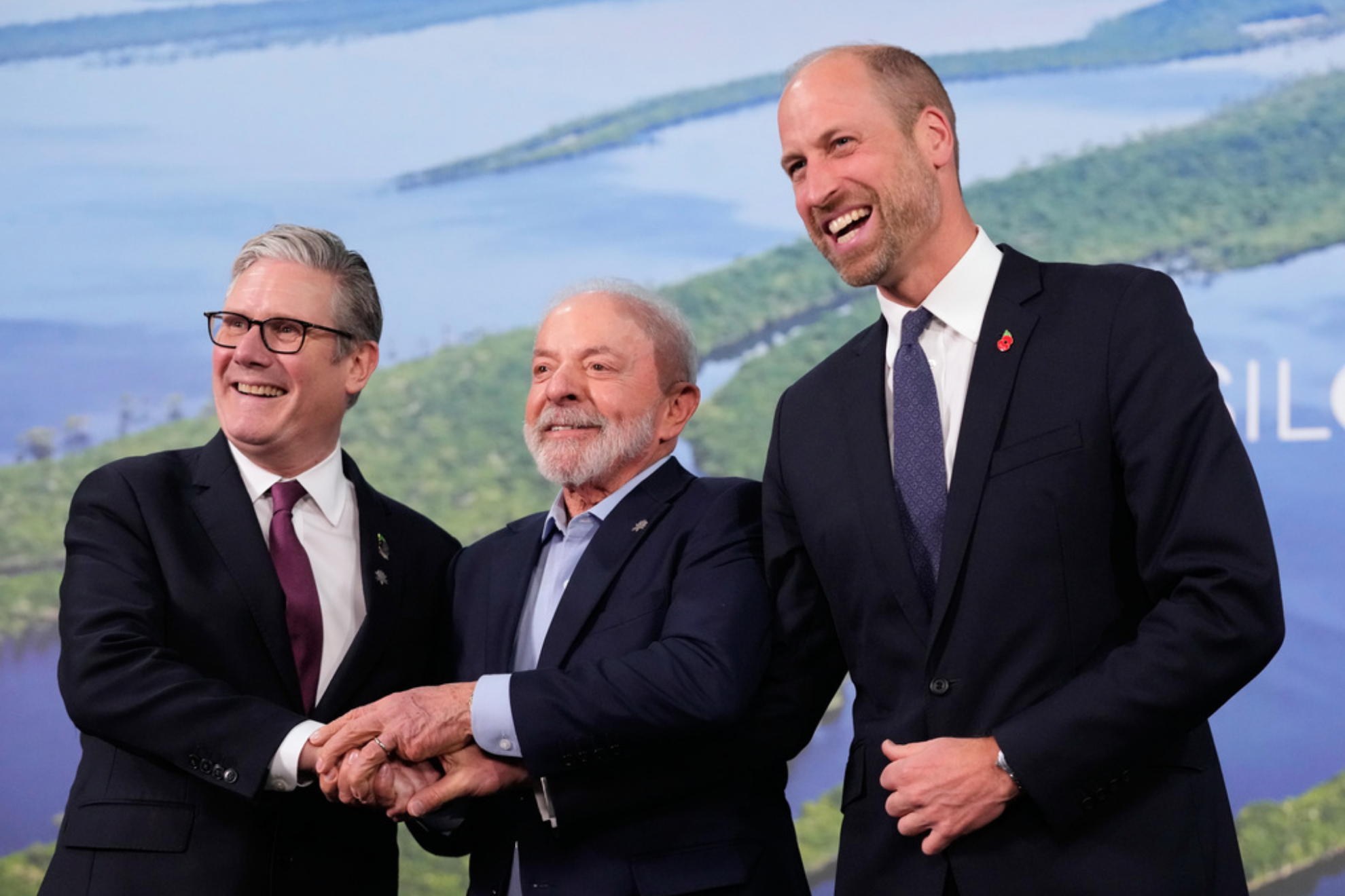 Brazils President Luiz Inacio Lula da Silva, center, Britains Prime Minister Keir Starmer, left, and Britains Prince William