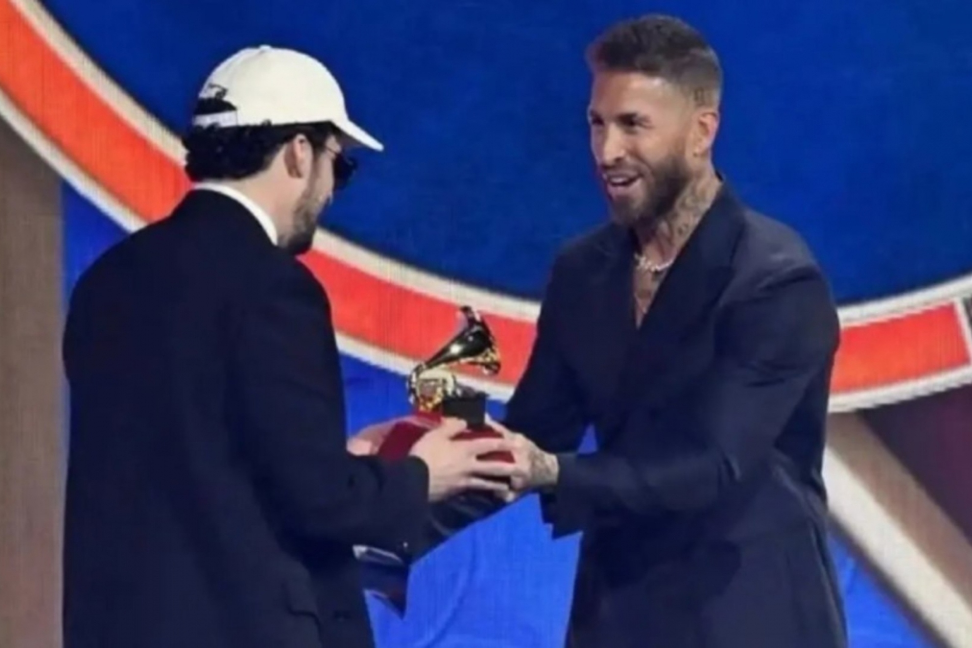 Sergio Ramos surprises as the guest star of the Latin Grammy and crowns his friend Bad Bunny