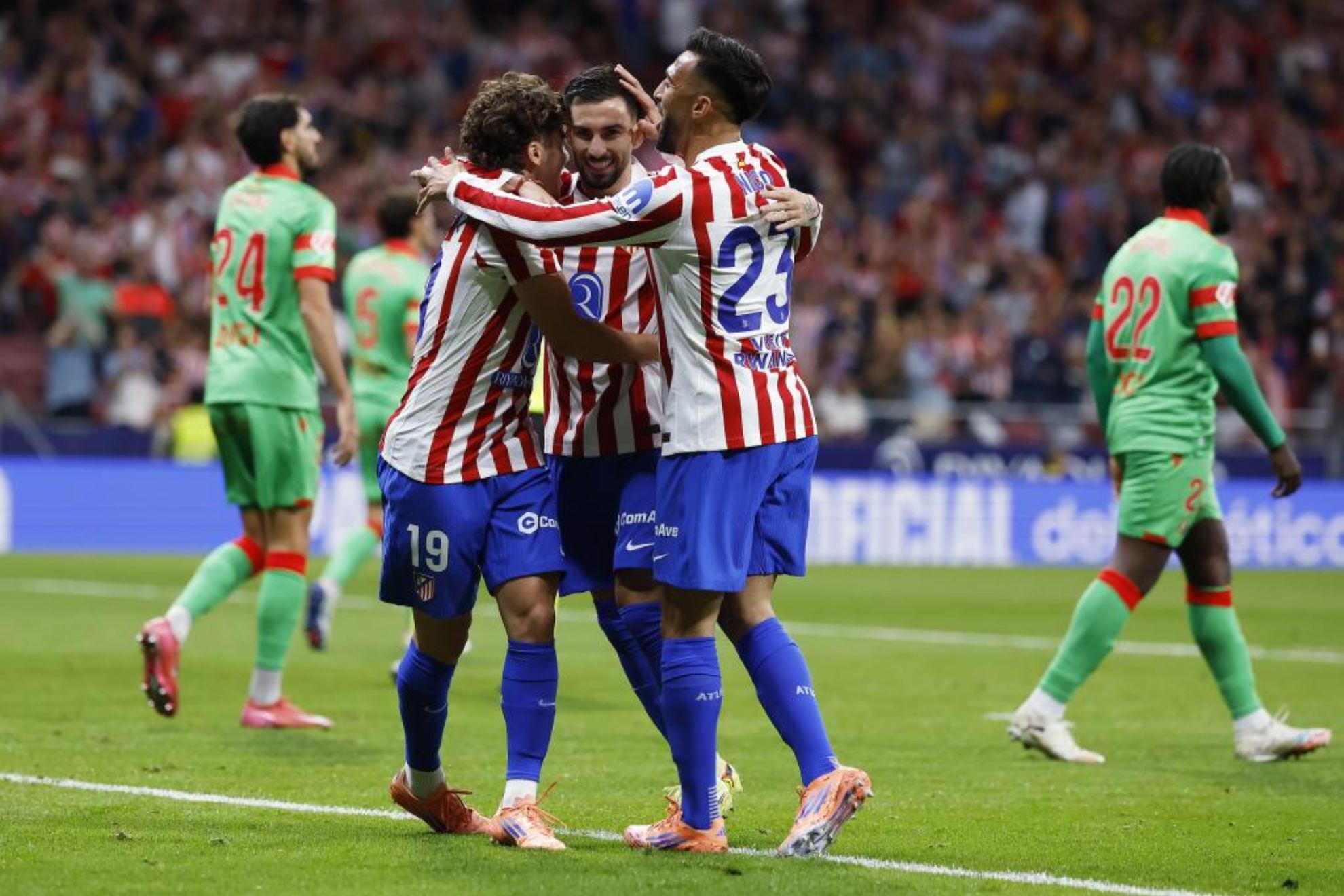 Baena celebra un gol con otro de los mejores fichajes, Nico.