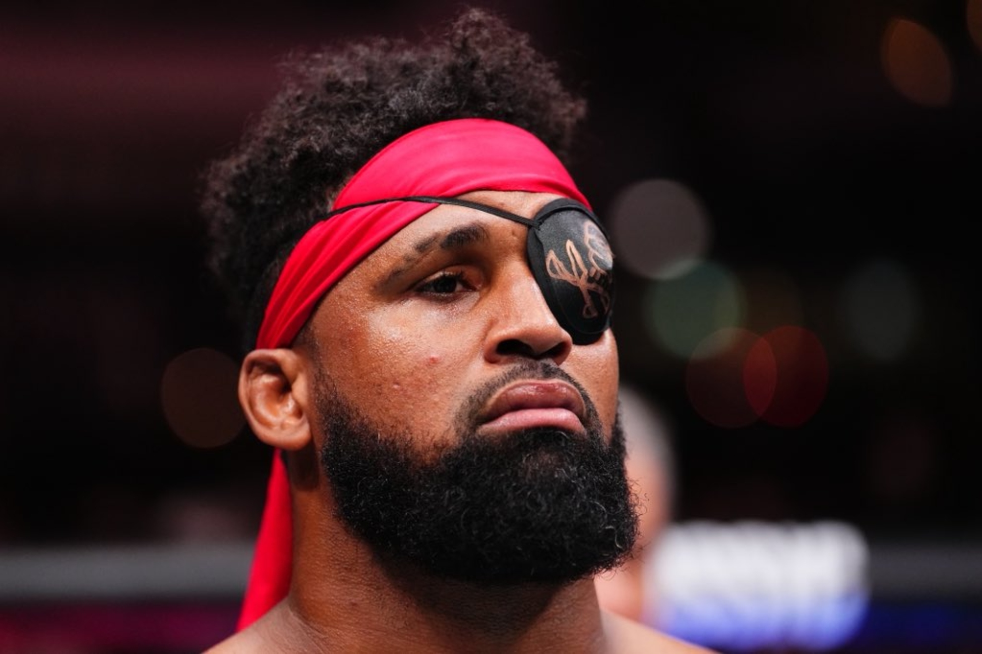 Waldo Cort�s-Acosta, con su parche de pirata.