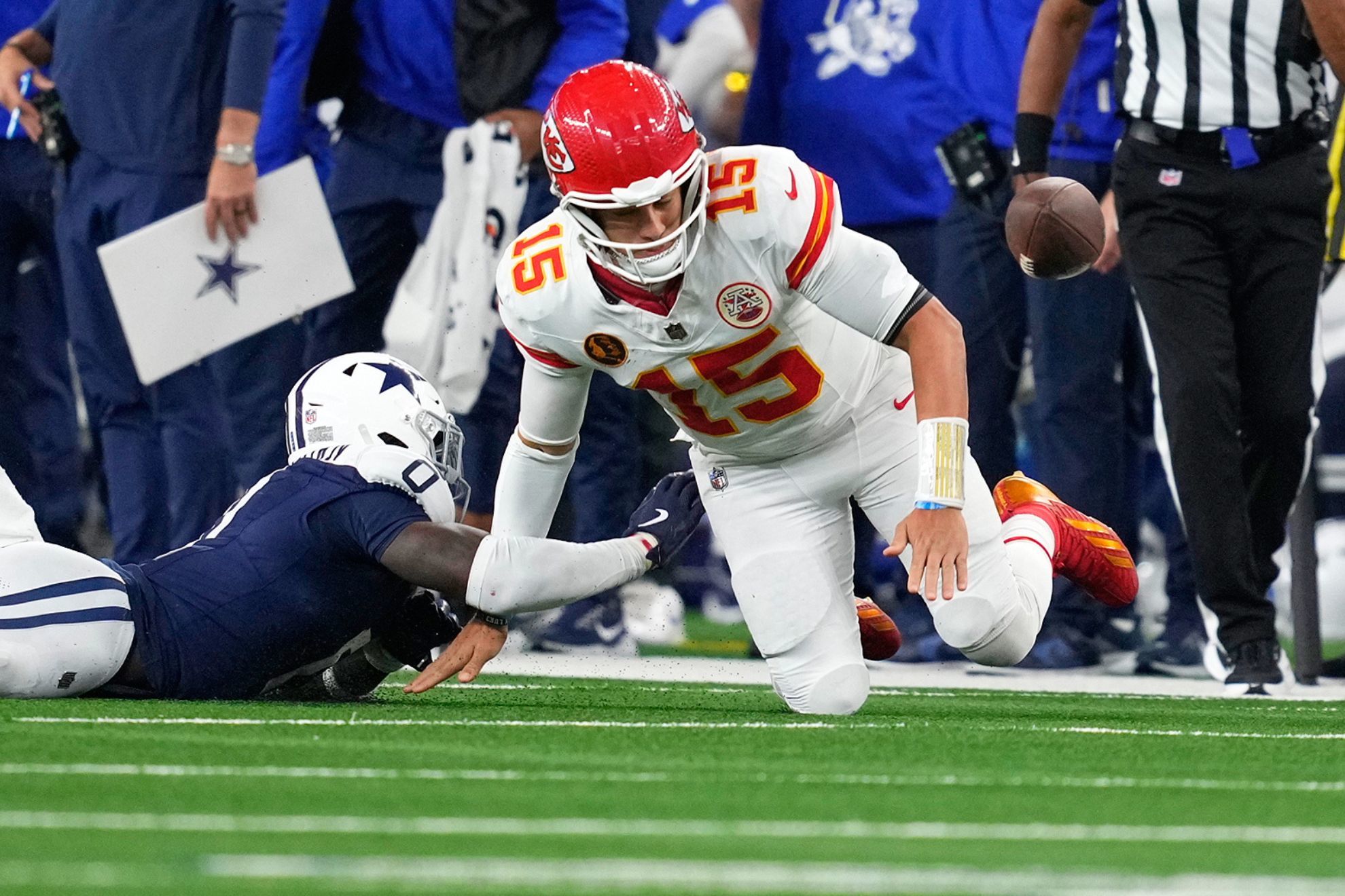 Reporter delivers a bad performance as she fakes a fall during the Cowboys-Chiefs game